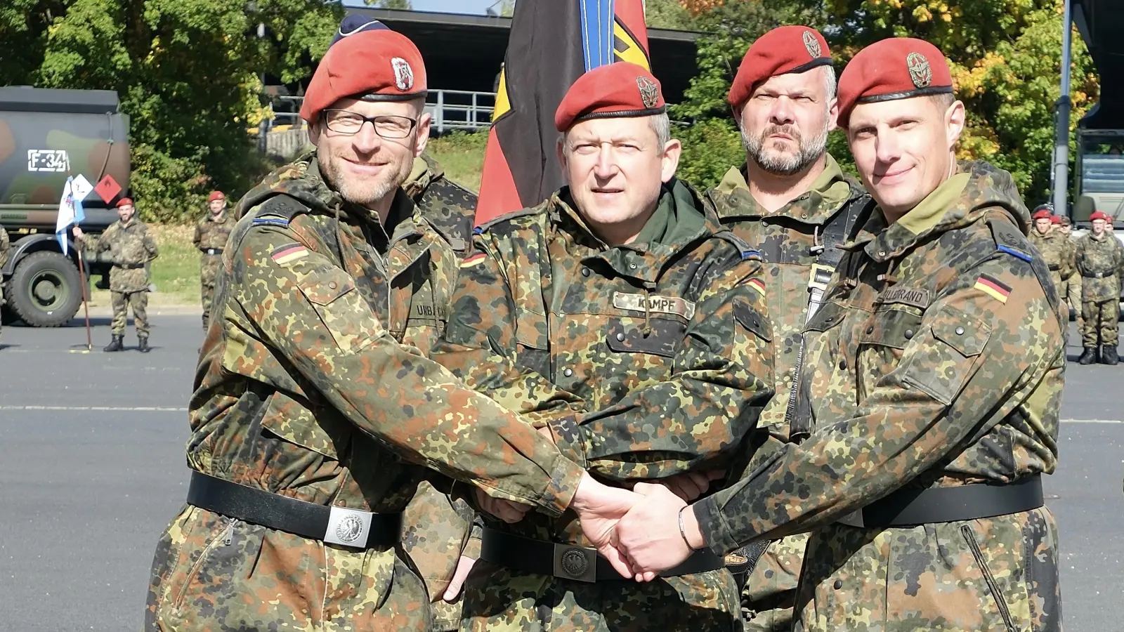 Regimentskommandeur Oberst Matthias Kampf (Bildmitte) übergibt das Kommando über das Logistikbataillon 472 von Oberstleutnant Martin Hillebrand (rechts) an Oberstleutnant René Urbach (links). (Bild: gsp)
