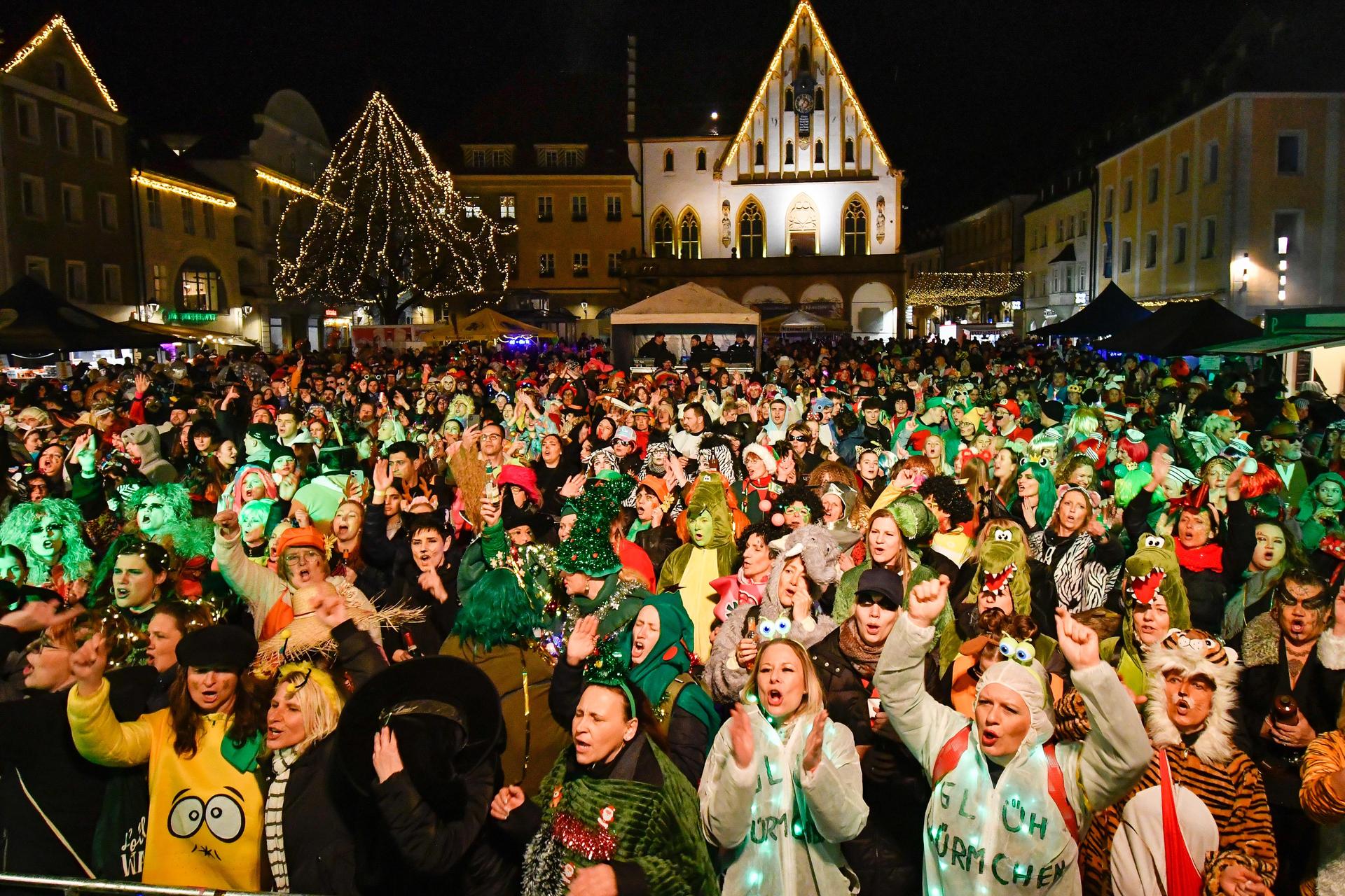 Bei der Hexennacht wird in der Amberger Innenstadt gefeiert. Im ÖPNV gibt es zusätzliche Busfahrten. (Archivbild: Petra Hartl)