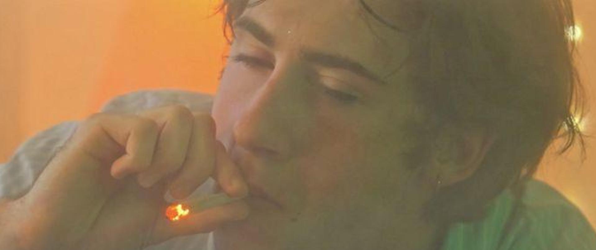 Couch und Joint, ein typischer Abend bei Tim und Marvin. „Schrödingers Pizza” wird auf der Internationalen Kurzfilmwoche Regensburg gezeigt. (Bild: Konstantin Popp, Laura Schwabbauer Germany, 2025)