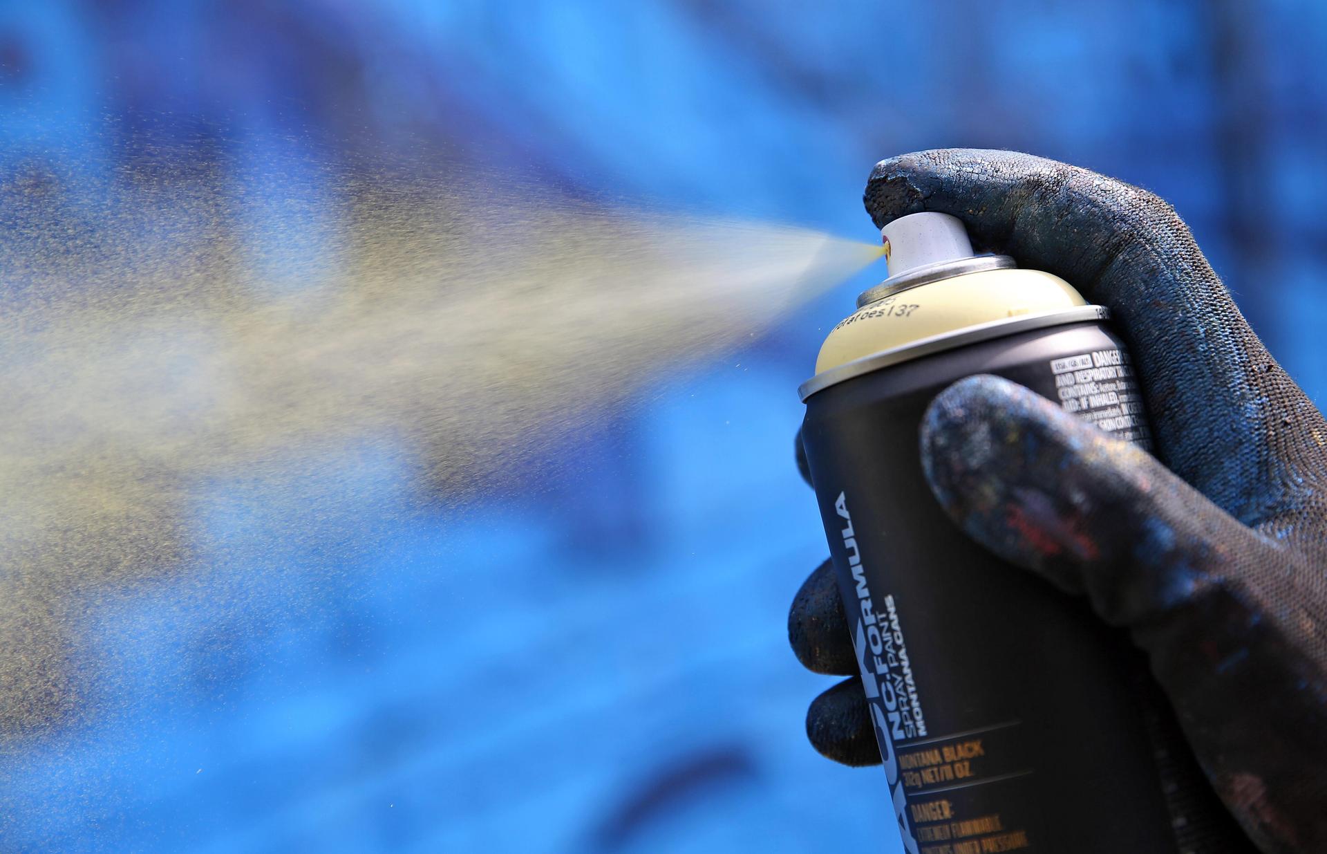 Bislang Unbekannte beschädigten die Kneippanlage in Sulzbach-Rosenberg mit Graffiti und Lackflecken. (Symbolbild: Jan Woitas, dpa)