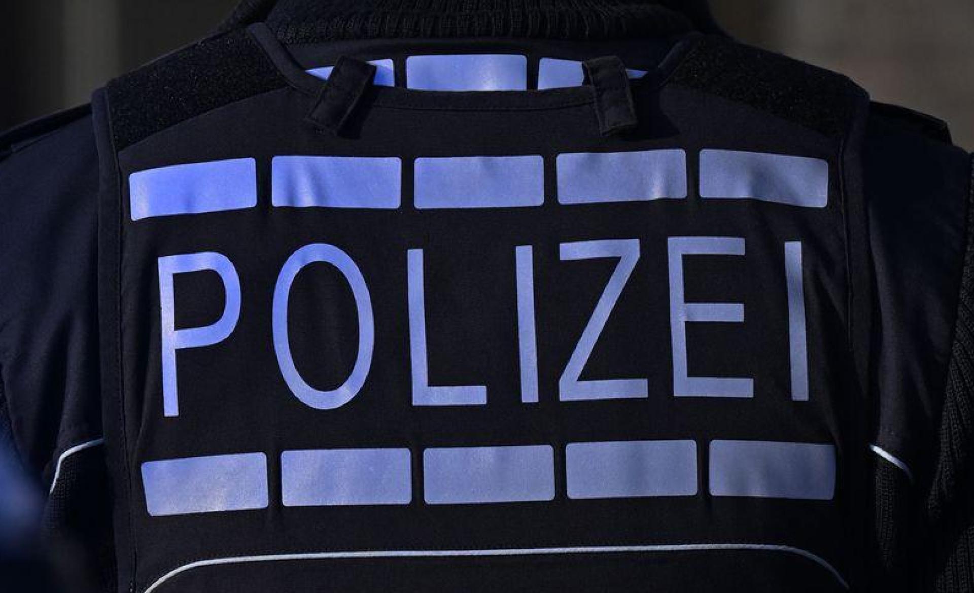 Die Polizei sucht weiterhin nach einem flüchtigen Straftäter aus Bayreuth.  (Symbolbild: Bernd Weißbrod/dpa)