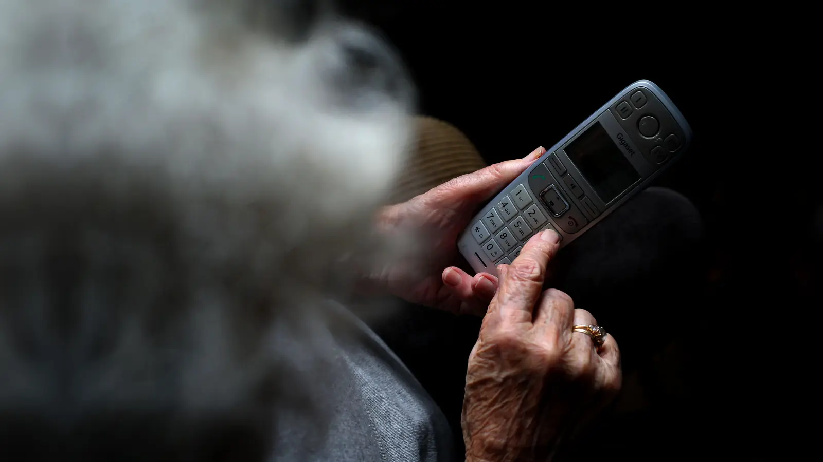 Eine 72-jährige Frau aus Ebermannsdorf wurde Opfer eines Telefonbetrugs. Ein angeblicher Bankmitarbeiter ergaunerte Zugangsdaten und TAN-Nummern. (Symbolbild: Karl-Josef Hildenbrand)