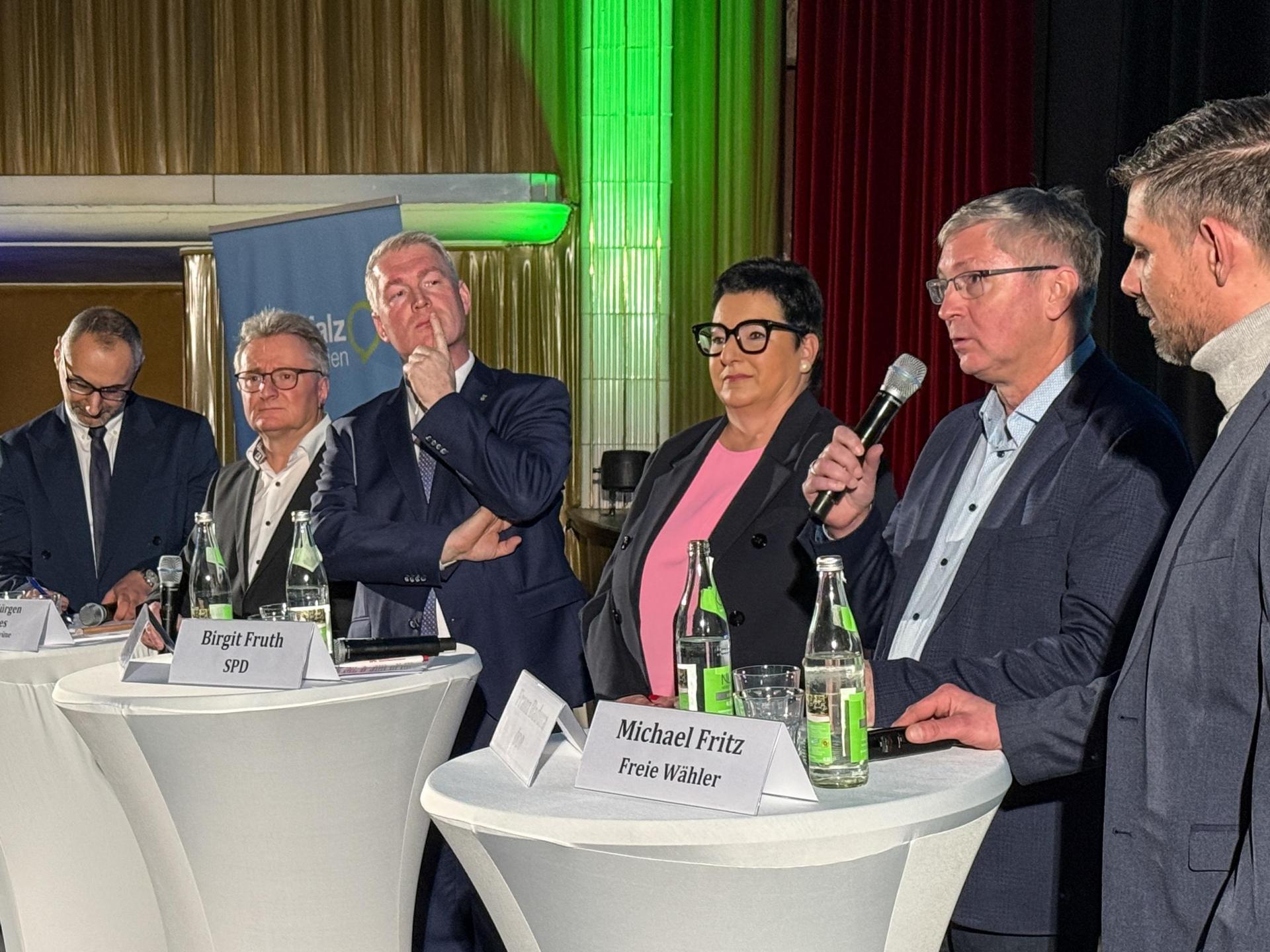 Wer wir der oder die neue Oberbürgermeister*in? Von links: Tuncer Ayten (Amberger Bunt), Hans-Jürgen Bumes (Die Liste/Grüne), Stefan Ott (CSU), Birgit Fruth (SPD), Franz Badura (ÖDP), und Michael Fritz (Freie Wähler). (Bild: Petra Hartl)