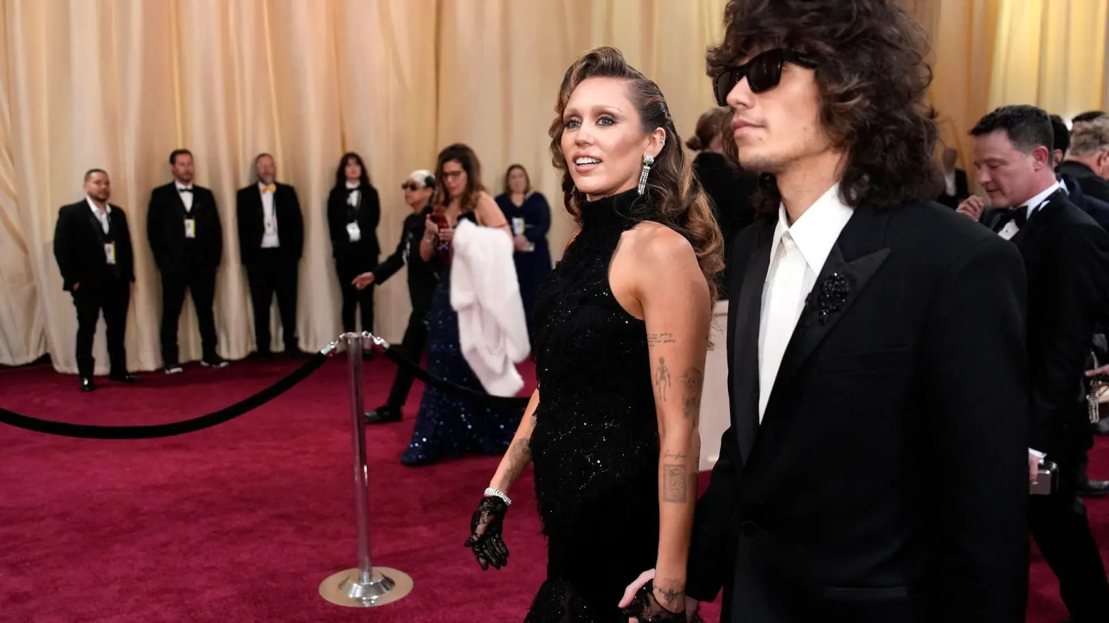 Das Promi-Paar Miley Cyrus und Maxx Morando hat sich verlobt. (Archivbild) (Bild: John Locher/Invision/AP/dpa)