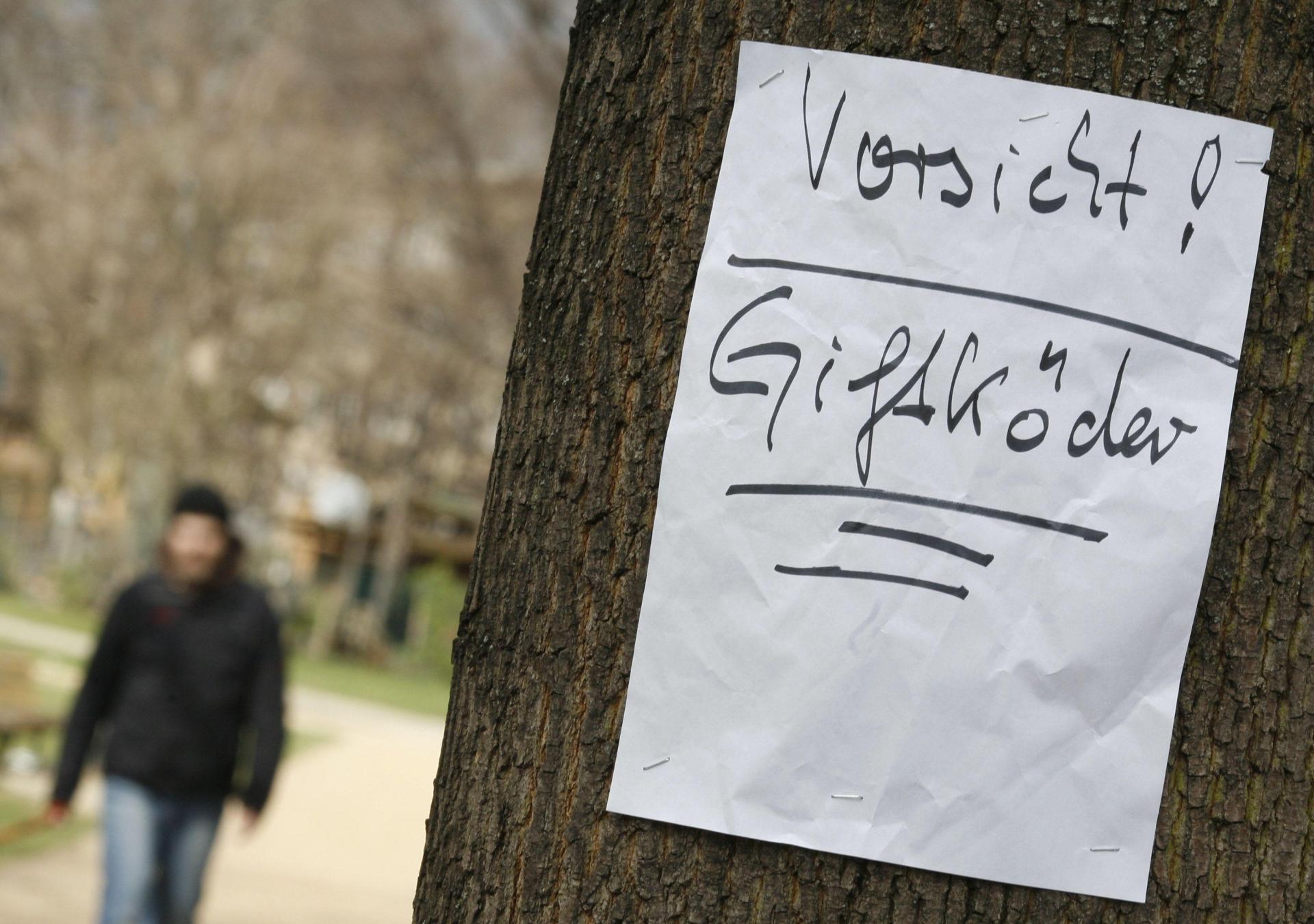 Die Polizei warnt Hundehalter, die in Kümmersbruck am Grasiger Weg Gassi gehen, vor möglichen Giftködern.  (Symbolbild: Florian Schuh/dpa )