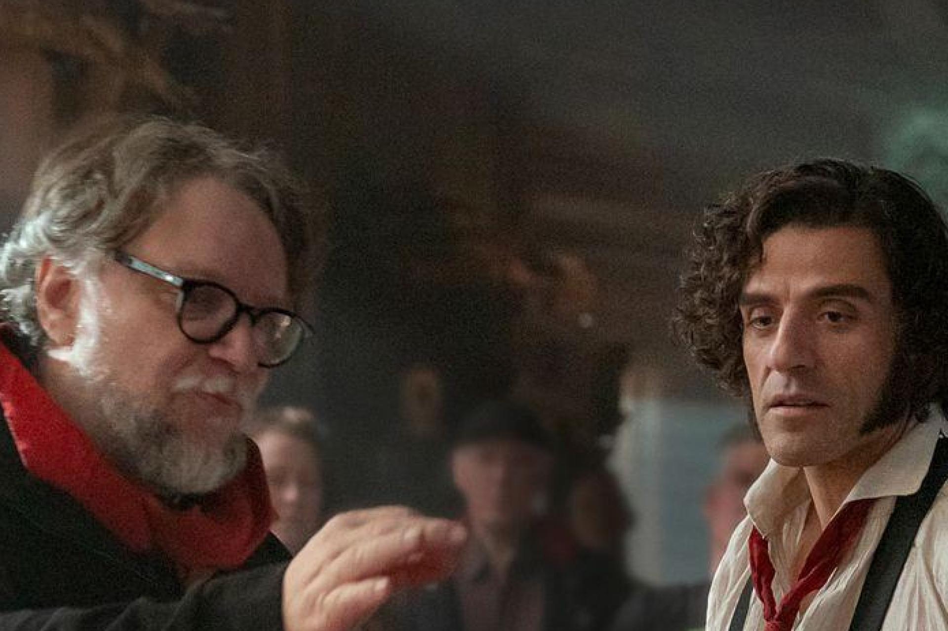 Dieses von Netflix veröffentlichte Bild zeigt Regisseur Guillermo del Toro (links) und und Oscar Isaac am Set von „Frankenstein“.  (Bild: Ken Woroner/Netflix via AP/dpa)