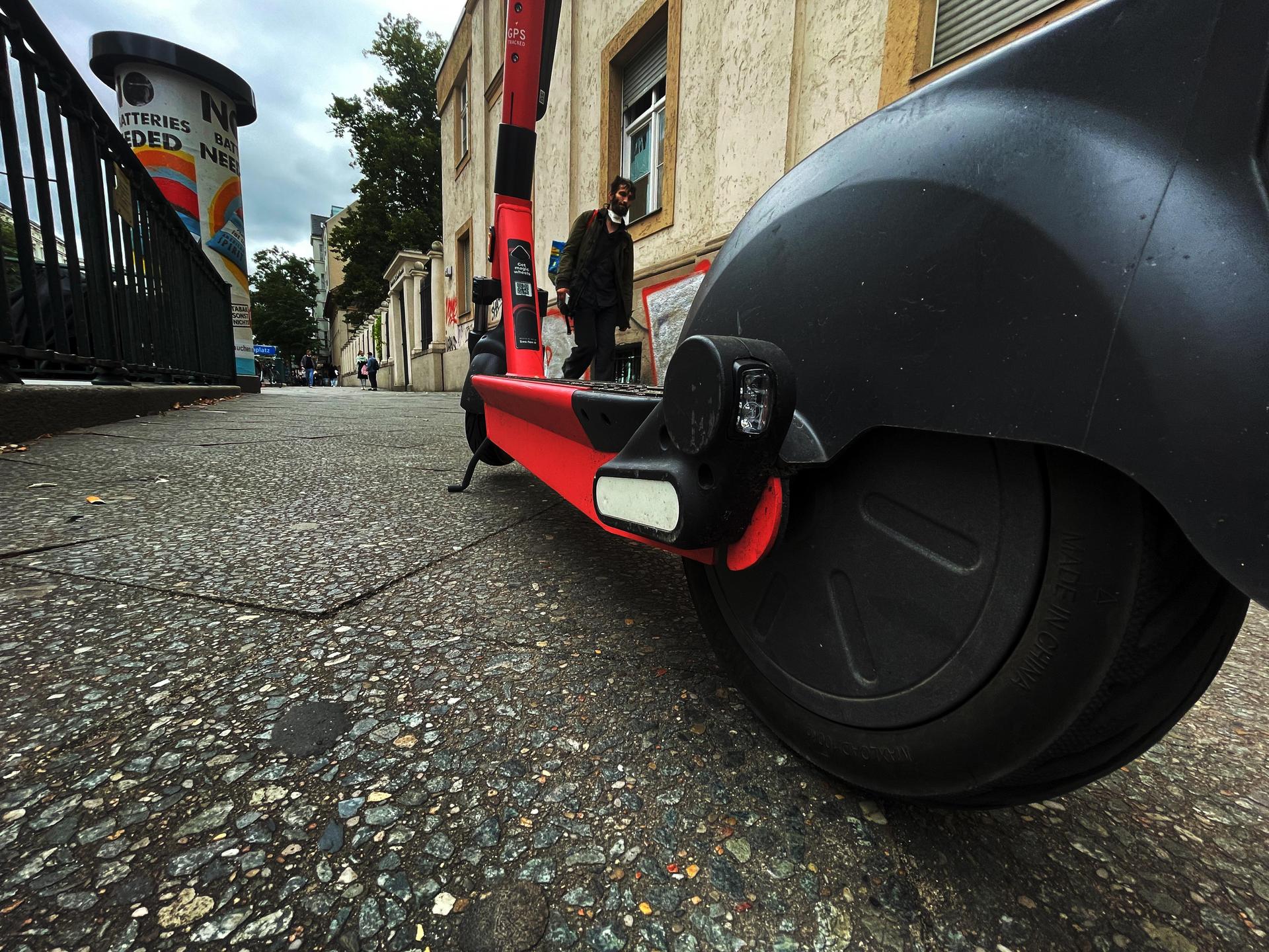 Der E-Scooter einer 21-jährigen Ambergerin wurde gestohlen. Die Polizei ermittelt. (Symbolbild: Paul Zinken/dpa)