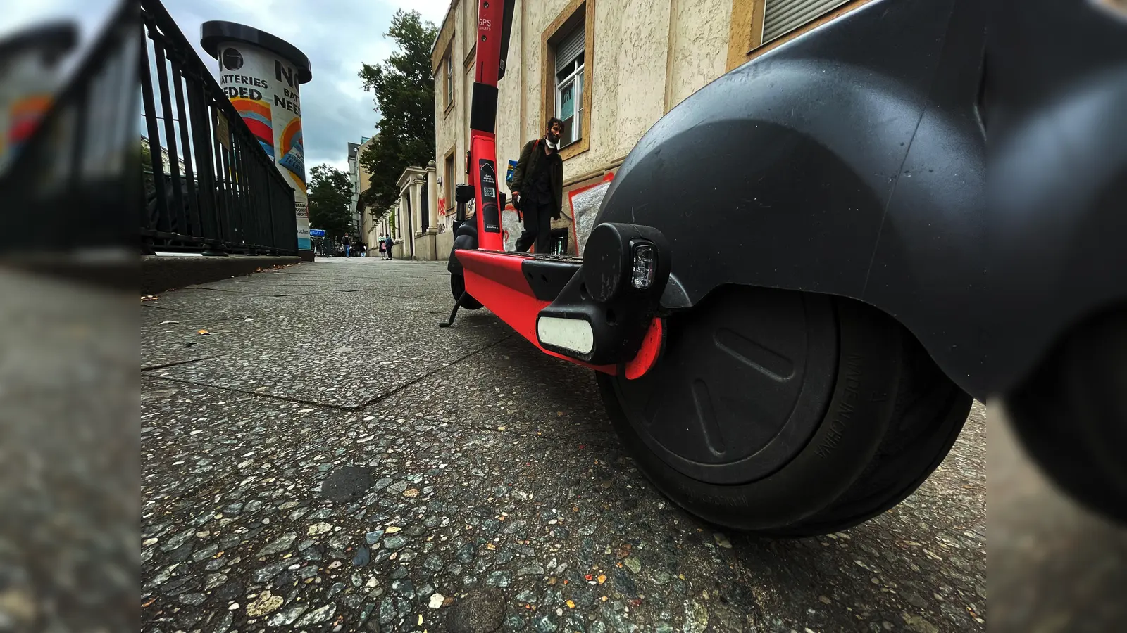 Der E-Scooter einer 21-jährigen Ambergerin wurde gestohlen. Die Polizei ermittelt. (Symbolbild: Paul Zinken/dpa)