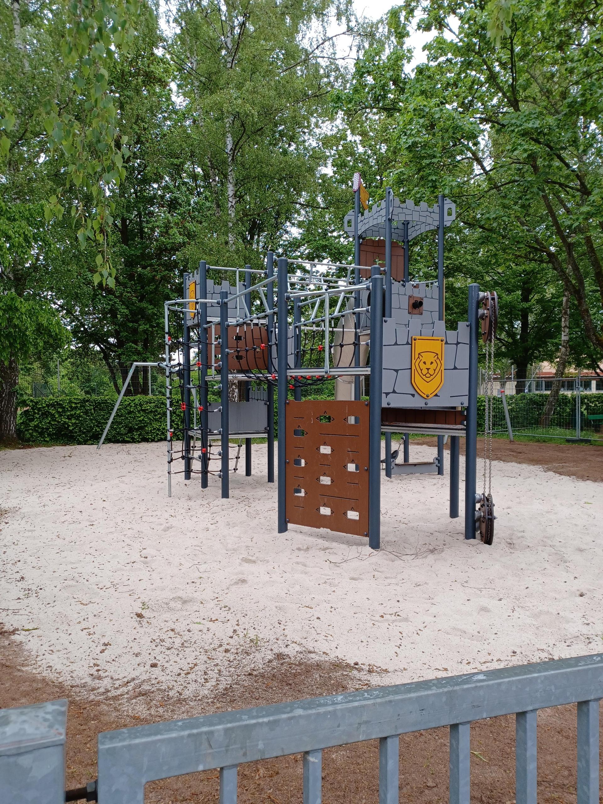 Auf dem Spielplatz in der Oberen Angerstraße gibt es jetzt eine Dreiturmanlage, (Bild: Jonas Schmidt)