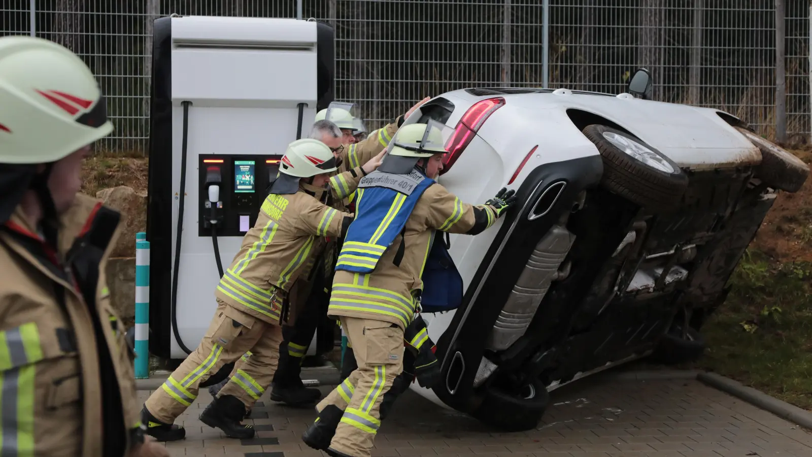 Verkehrsunfall in Schafhof auf der Mercedes-Benz-Straße. (Bild: Wolfgang Steinbacher)
