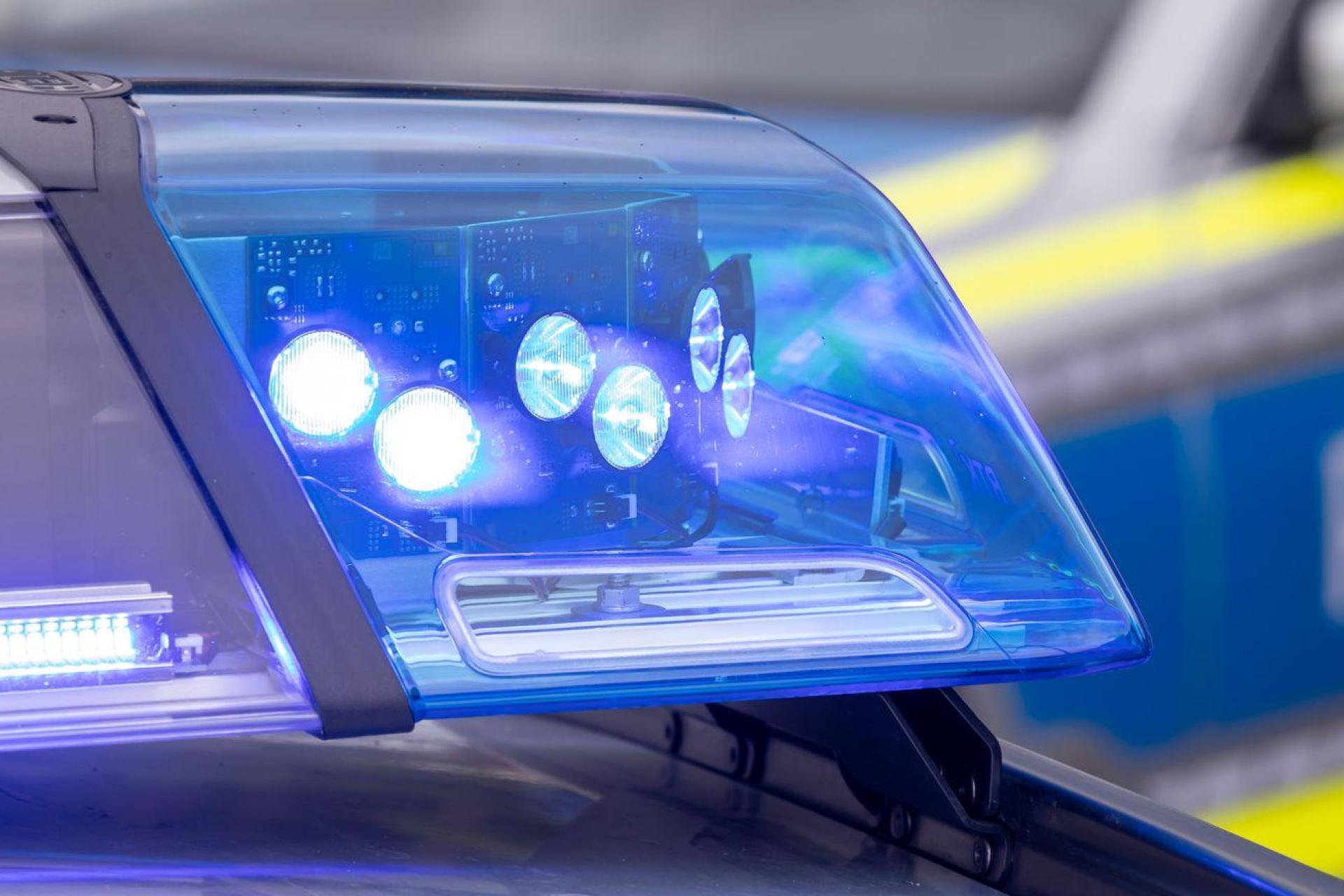 Sechs Menschen müssen mit leichten Verletzungen ins Krankenhaus. (Symbolbild) (Bild: Daniel Karmann/dpa)