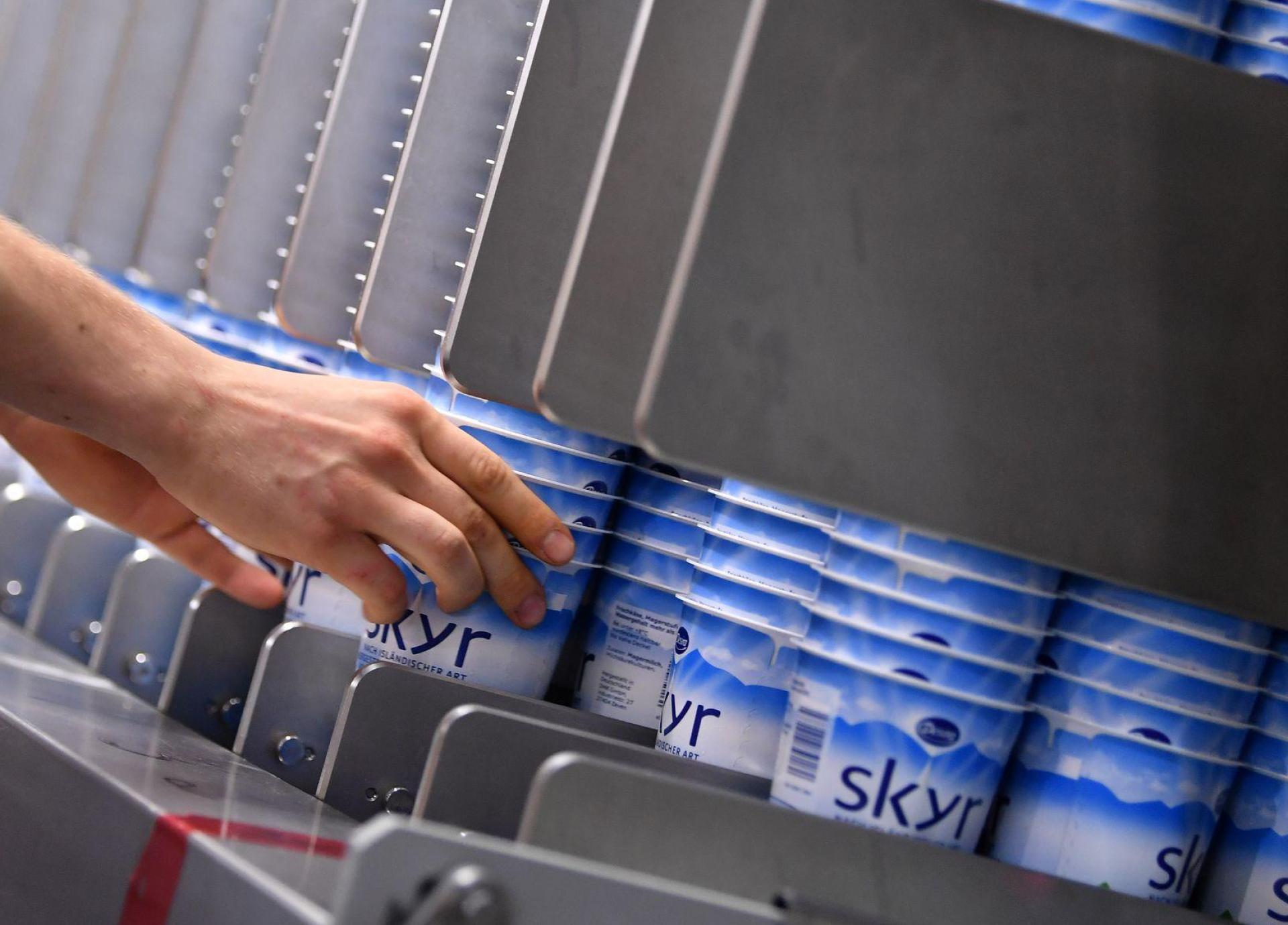 Skyr ist vom Geschmack her ähnlich wie Joghurt und Quark. (Bild: Martin Schutt/zb/dpa)