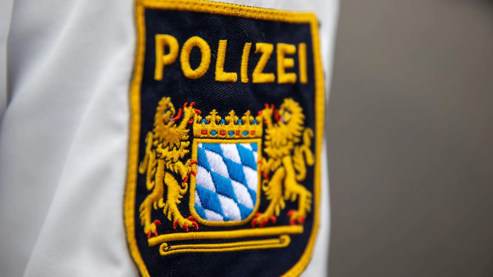 Die Polizei ermittelt nach der Beschädigung eines Autos in Ursulapoppenricht. (Symbolbild: Silas Stein/dpa)