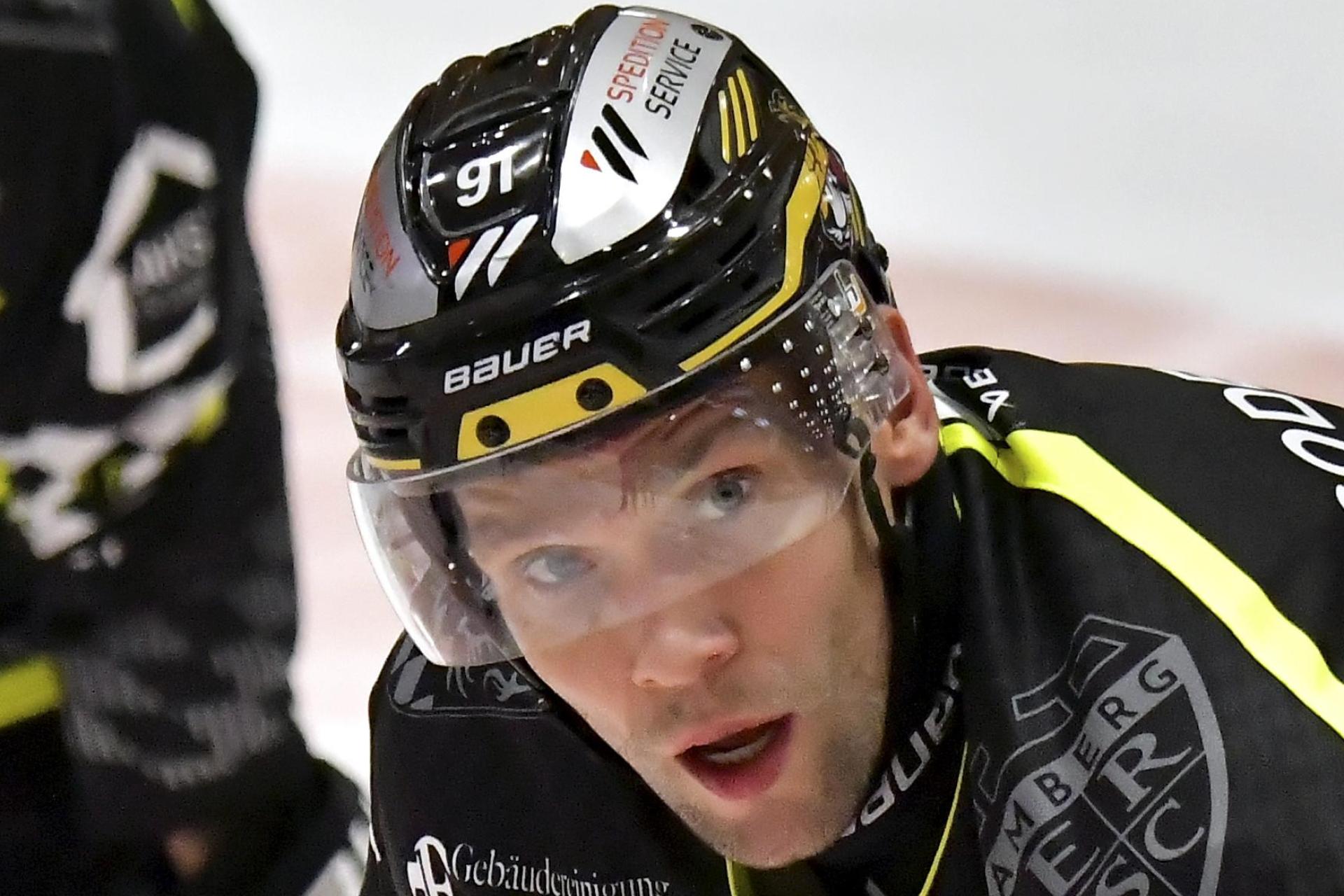 Michael Kirchberger (Mitte) und seine Kollegen vom ERSC Amberg erwarten den ERV Schweinfurt. (Bild: Hubert Ziegler)