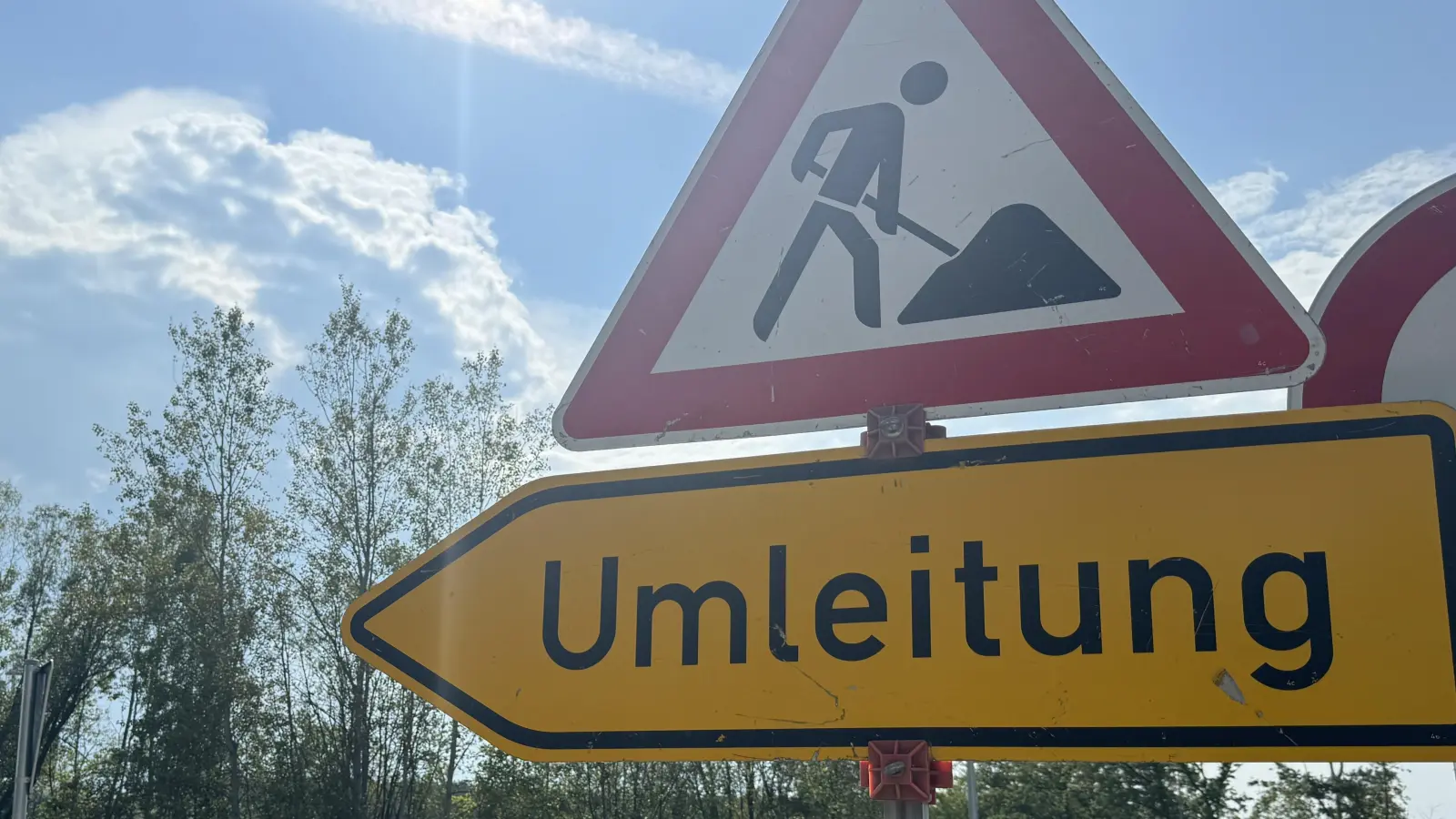 Ab 29. Juni wird die B85 bei Amberg zwischen Haidweiher und der Staatsstraße 2151 erneuert. Die Straße ist für voraussichtlich drei Wochen voll gesperrt. (Symbolbild: Heike Unger)