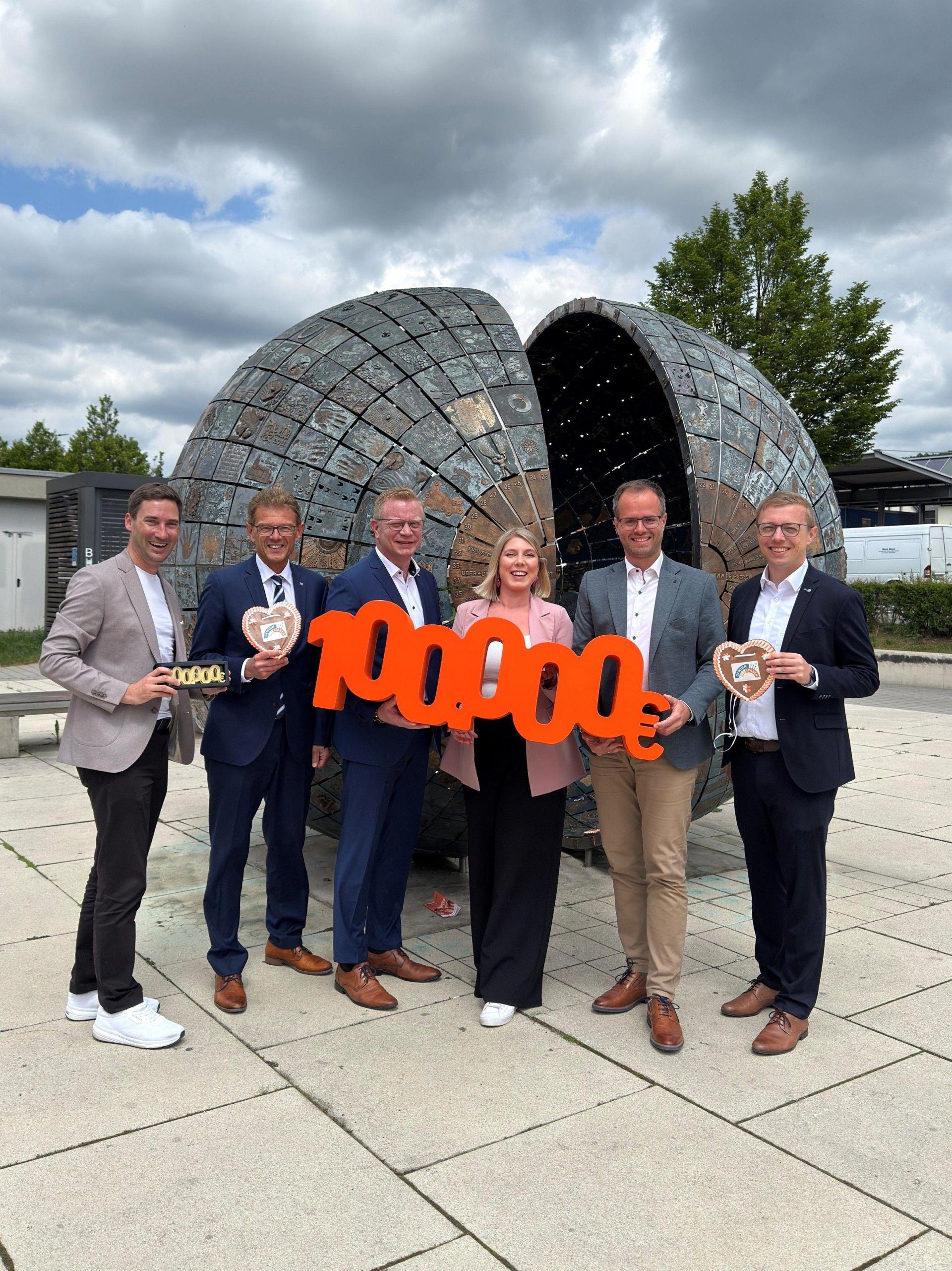 Ein Kunde der VR Bank Amberg-Sulzbach eG hat zum zweiten Mal in diesem Jahr 100.000 Euro beim Gewinnsparen gewonnen. Das Bild zeigt von links Markus Eichenseer (Vorstand Gewinnsparverein Bayern e.V.), die Vorstände der VR Bank Amberg-Sulzbach eG, Andreas Reindl und Martin Sachsenhauser, Marina Brunnhuber (Gewinnsparverein Bayern e.V.), den Innenleiter der VR Bank Amberg-Sulzbach eG Florian Rauch und den Bereichsleiter Firmenkunden Benjamin Schaller. (Bild: Thomas Retzer)