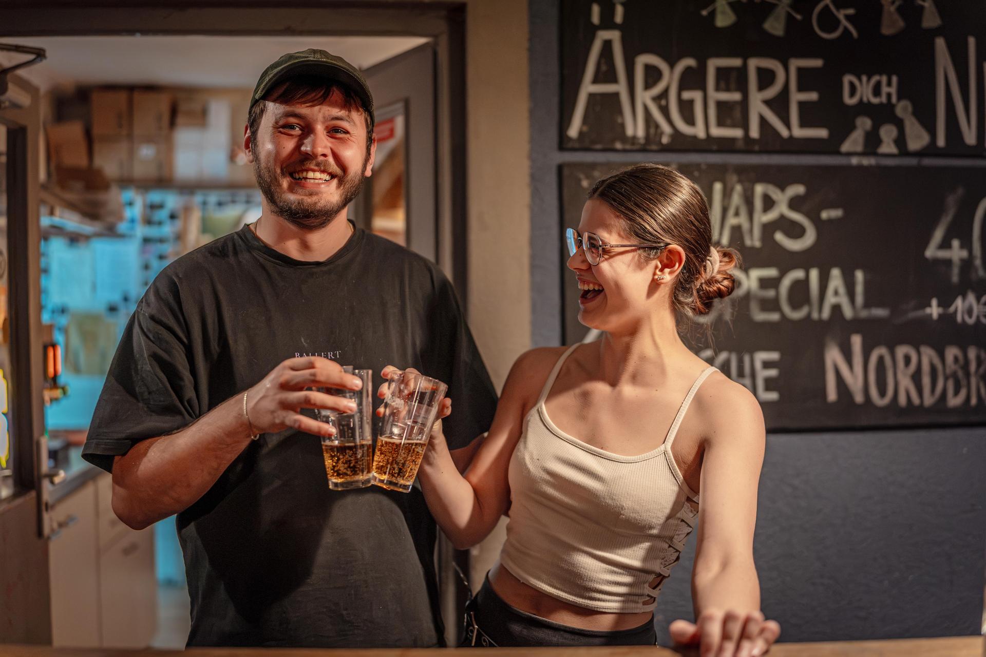 Leertrinken im Blauen Haus (Bild: Michael Golinski)