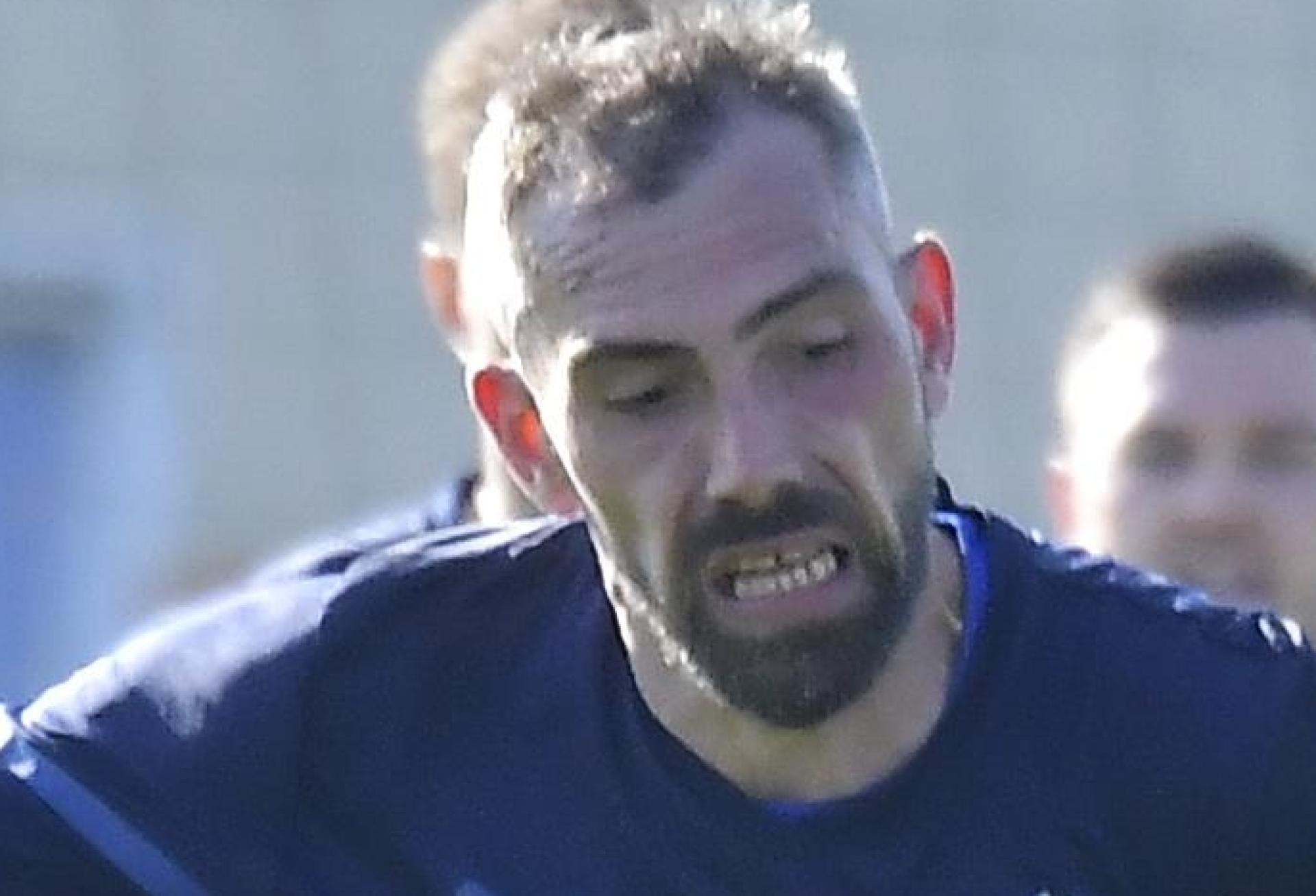 Der FV Vilseck (blaue Trikots) spielt am Donnerstag gegen die DJK Arnschwang und muss dringend punkten, um den direkten Abstieg zu vermeiden.  (Archivbild: Hubert Ziegler [zg] (HUBERT.ZIEGLER@ONLINE.DE))