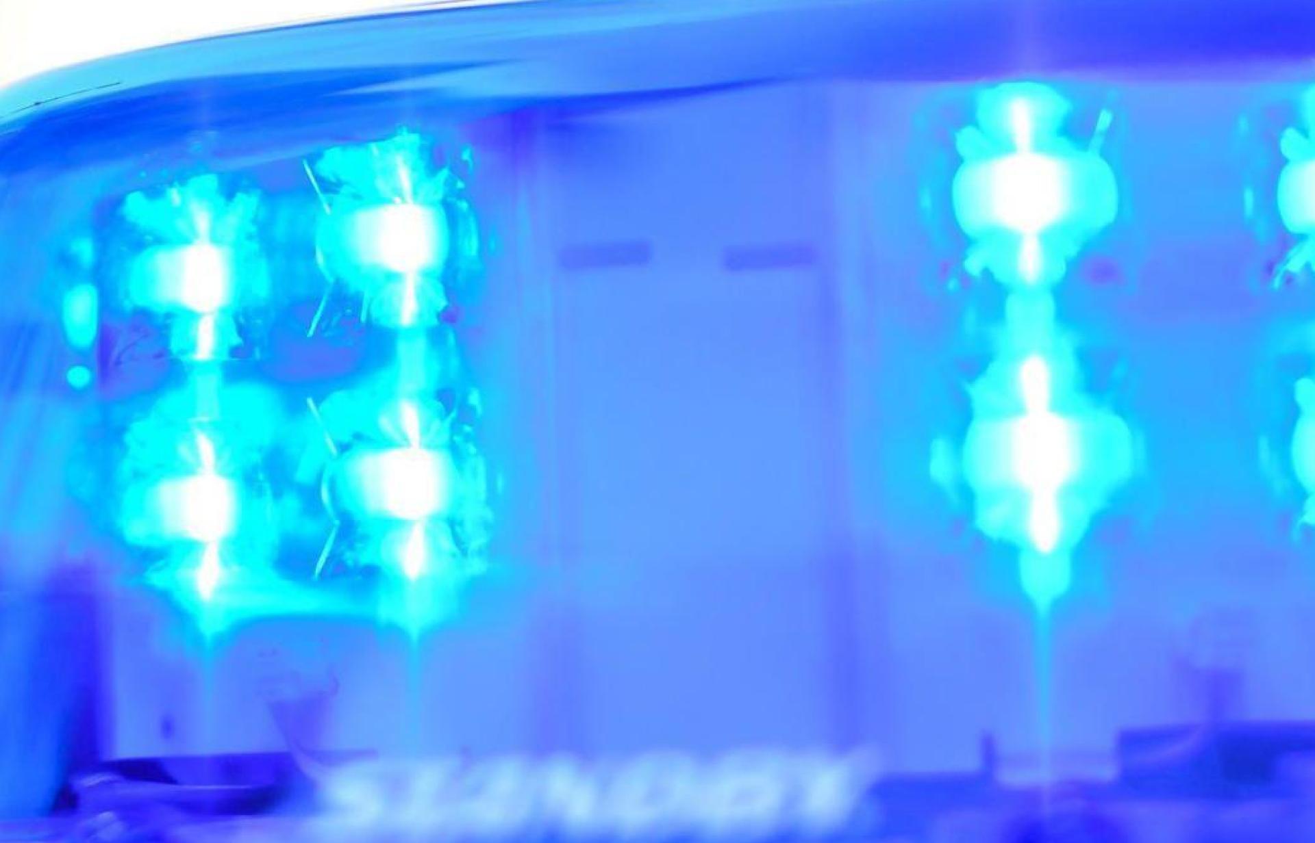 Die Polizei hat auf der A6 einen 19-jährigen Autofahrer aus dem Verkehr gezogen.  (Bild: Patrick Seeger/dpa)