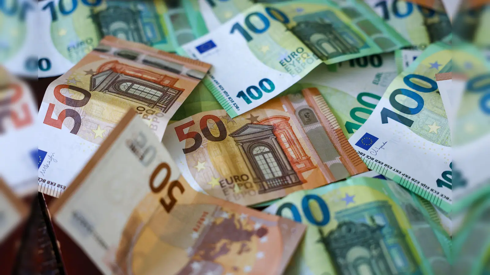 Schleierfahnder der Grenzpolizei Waidhaus haben bei einer Kontrolle auf der A 6 bei Wernberg-Köblitz mehrere 10.000 Euro Bargeld sichergestellt. (Symbolbild: Jan Woitas/dpa)