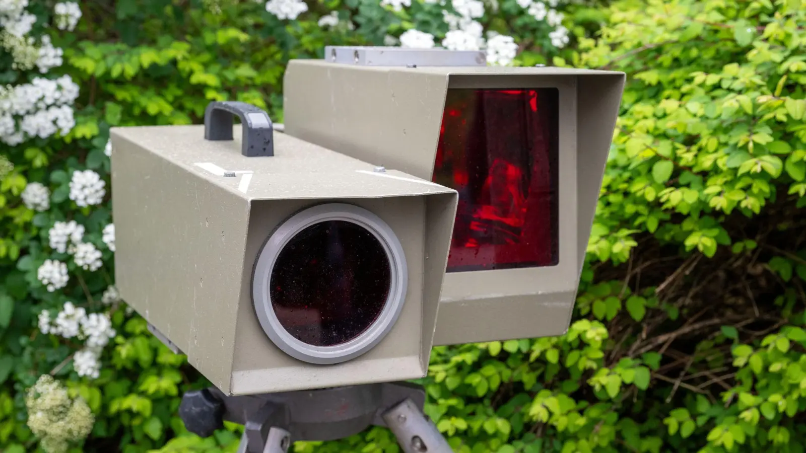 Die Polizei konnte den Blitzer inzwischen wieder enthüllen und einsatzbereit machen. (Symbolbild) (Bild: Pia Bayer/dpa)