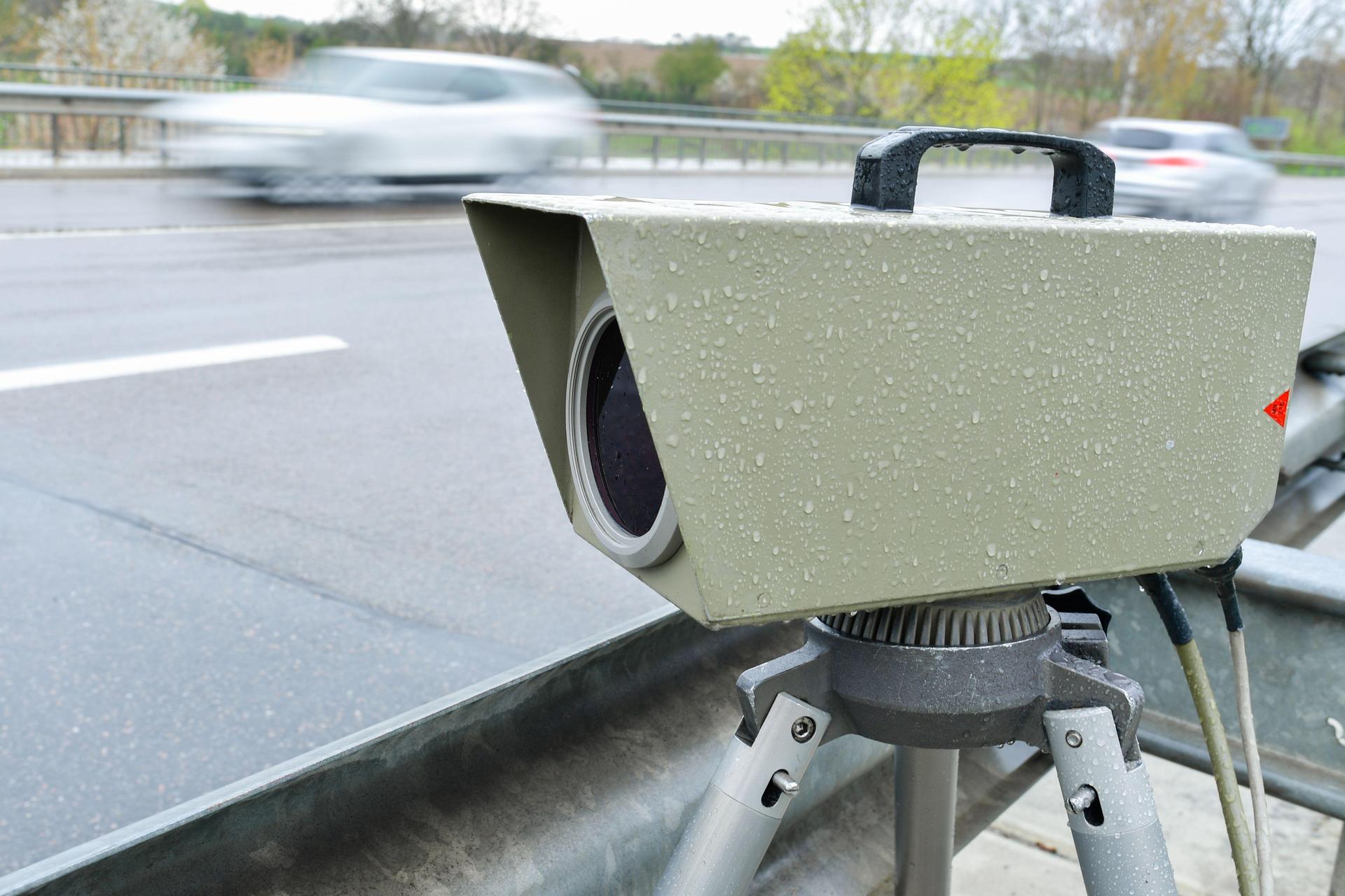 Eine Geschwindigkeitskontrolle nahm die Polizei auf der Staatsstraße 2166 bei Freihung vor. (Symbolbild: Uwe Anspach/dpa)