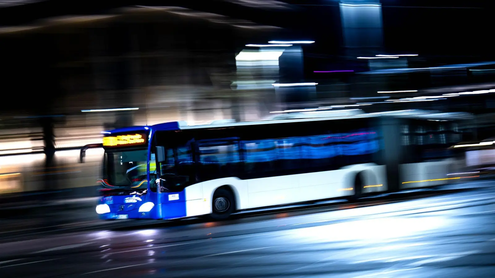 Am 14. Februar wird die Ortsdurchfahrt in Schnaittenbach wegen eines Faschingsumzugs gesperrt. Die Buslinien 455 und 433 sind betroffen. (Symbolbild: Sina Schuldt/dpa)