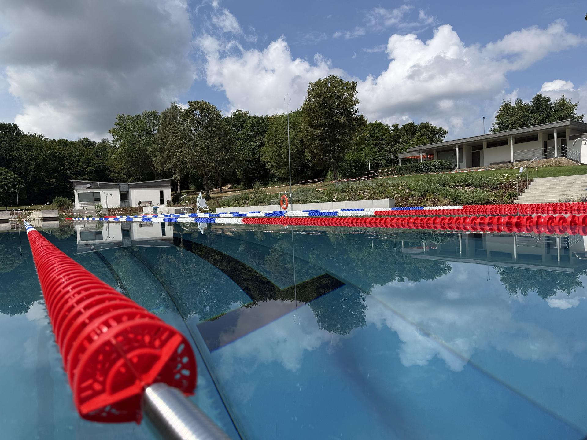 Blick über das neue Schwimmerbecken aus Edelstahl. (Bild: gri)