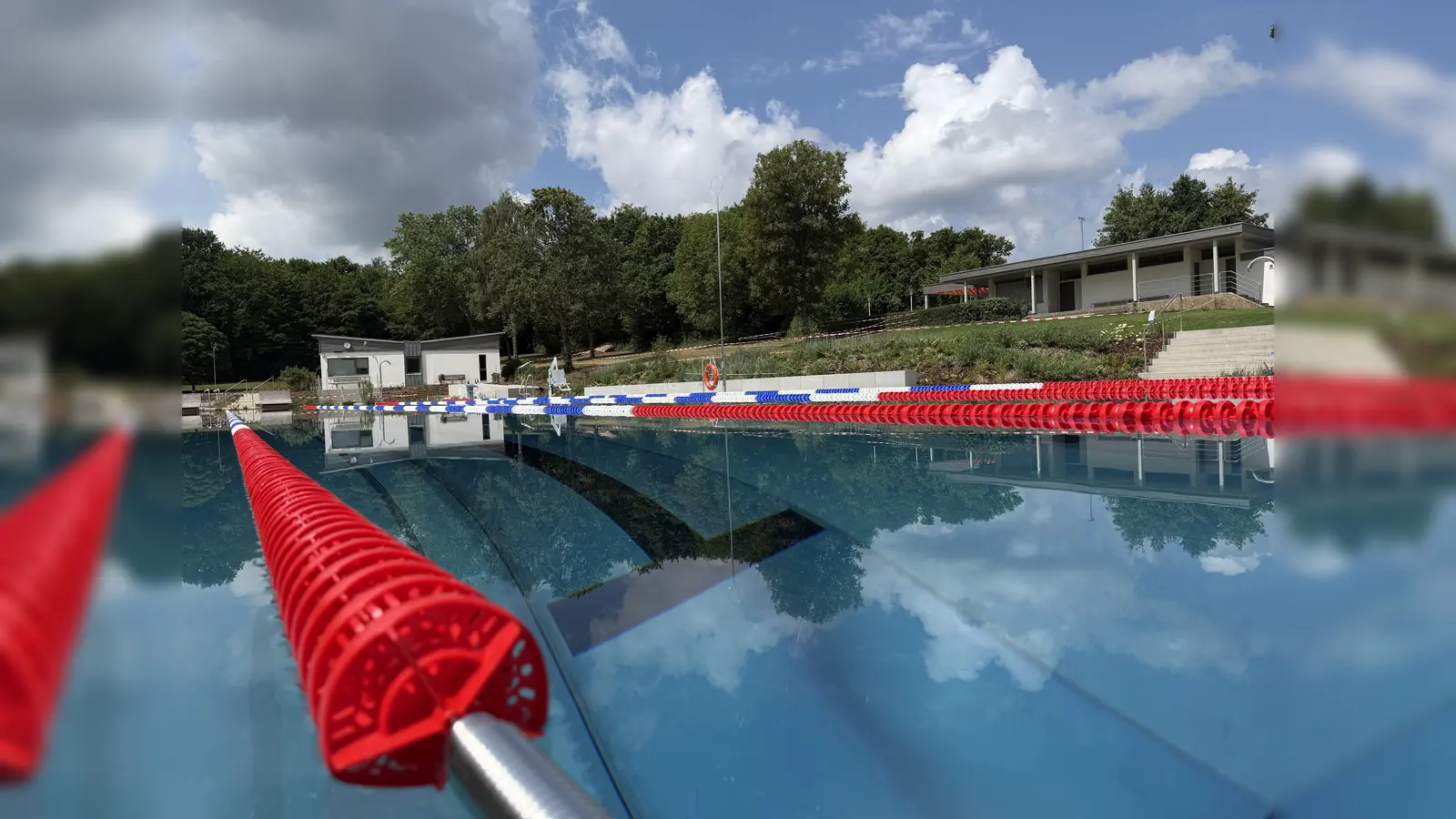Blick über das neue Schwimmerbecken aus Edelstahl. (Bild: gri)