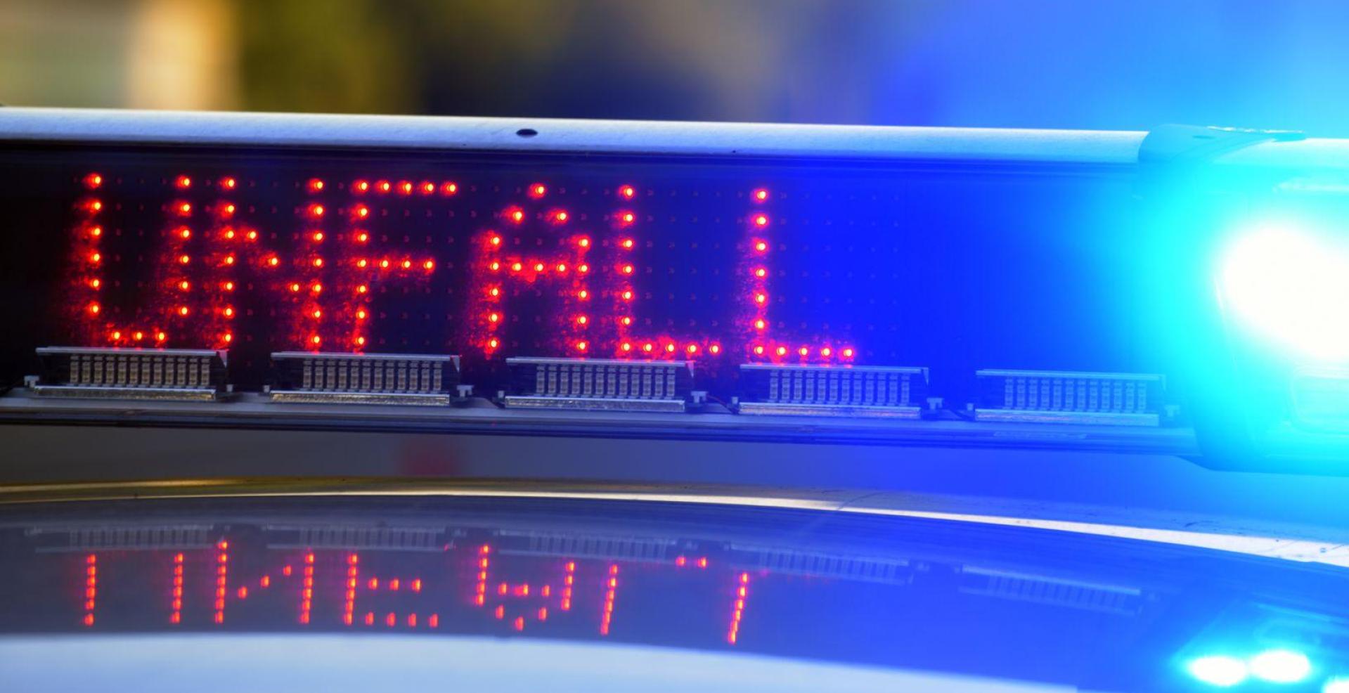 Ein auf der Straße verrutschtes Auto hat in Oberfranken einen Zug gestreift. (Symbolbild) (Bild: Stefan Puchner/dpa)