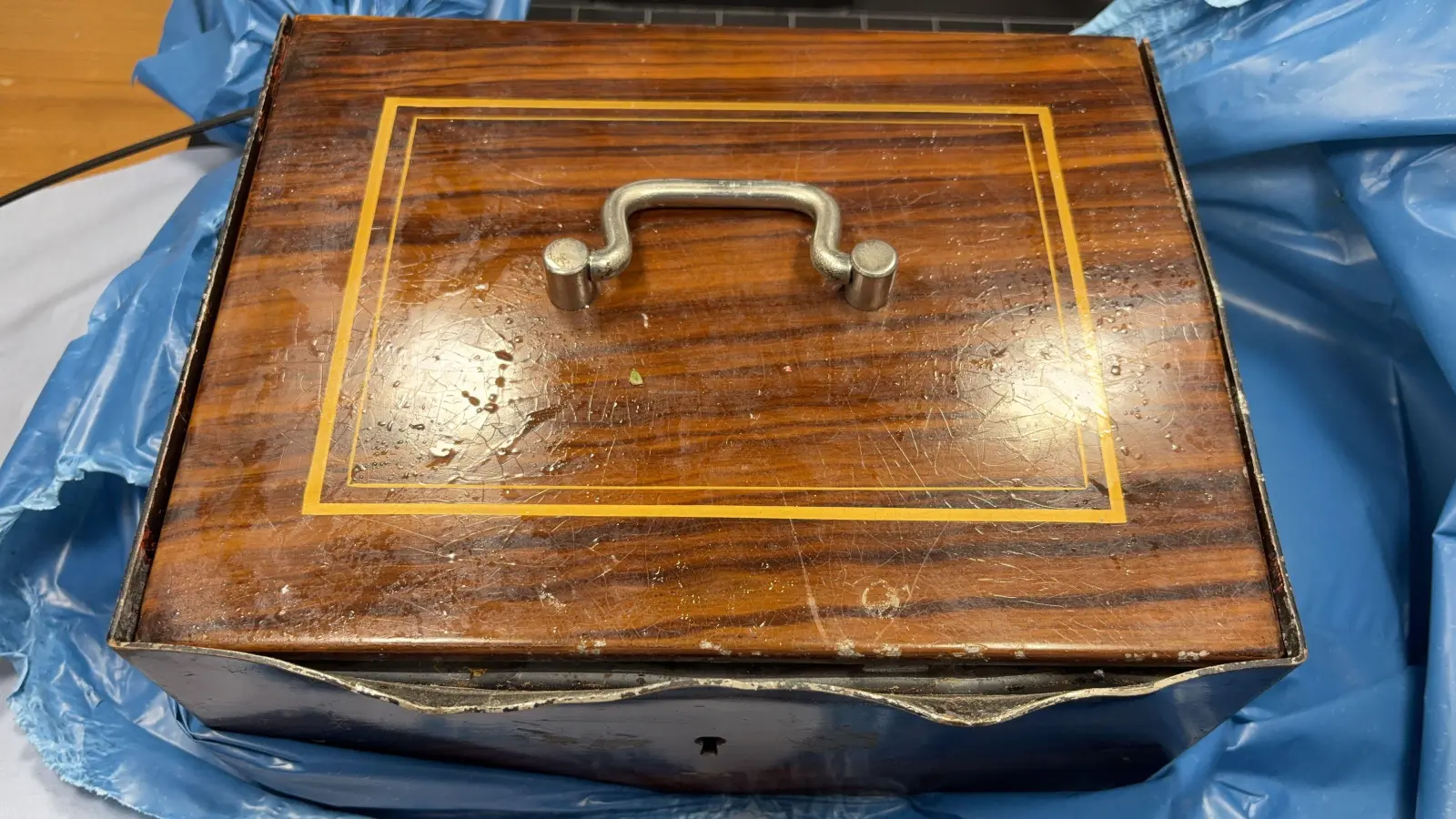 Diese aufgebrochene Geldkassette wurde in Sulzbach-Rosenberg gefunden. Die Polizei bittet den Eigentümer, sich zu melden. (Bild: Polizei Sulzbach-Rosenberg)