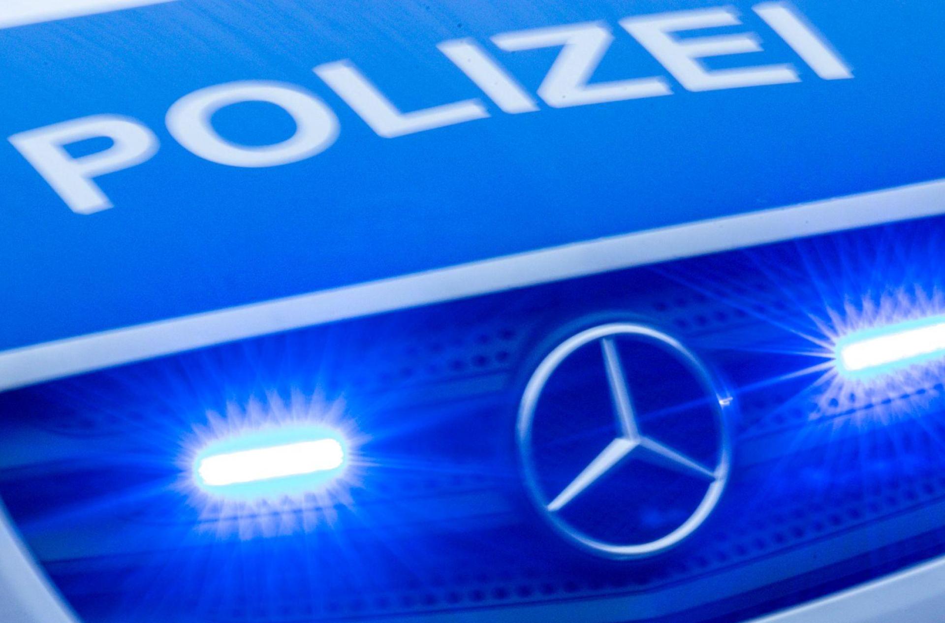 Ein Strafverfahren wurde gegen einen älteren Mann eigeleitet, der an einer Bushaltestelle in Bruck mehrfach Geld verschenkt und in Einzelfällen auch sexuelle Anspielungen gemacht haben soll. (Symbolbild: Jens Büttner/dpa)