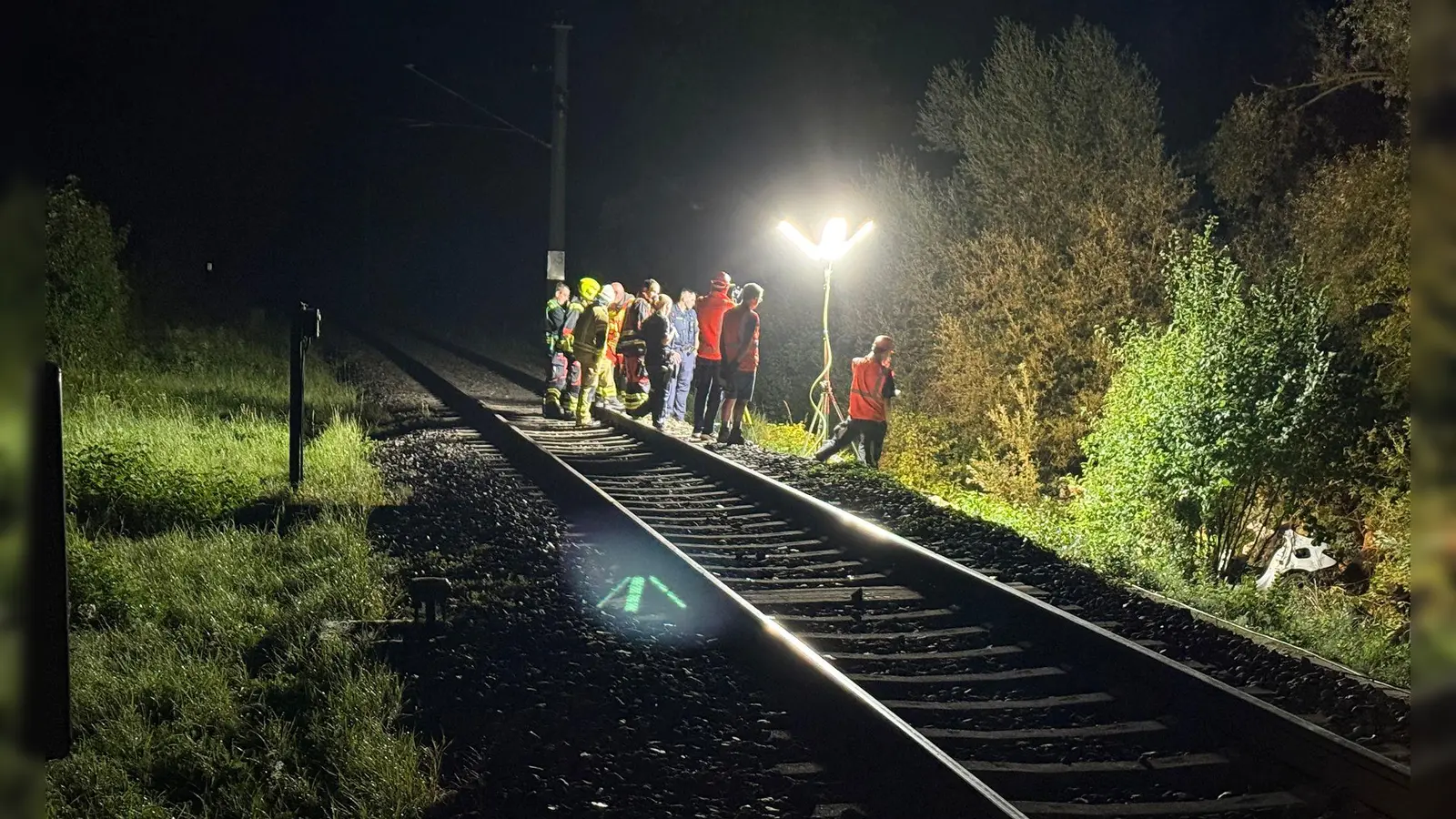 Der 23-jährige Autofahrer und sein Beifahrer starben vermutlich direkt beim Zusammenprall mit dem Zug. (Bild: Schmelzer/vifogra/dpa)