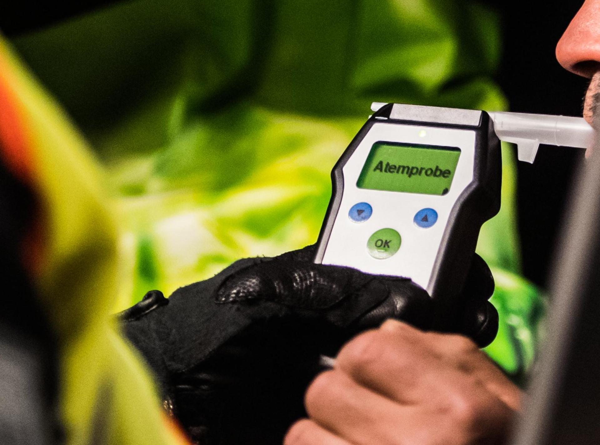 In Neukirchen kontrollierte die Polizei am Sonntag einen Radfahrer mit zu viel Alkohol im Blut. (Symbolbild: Andreas Arnold/dpa)