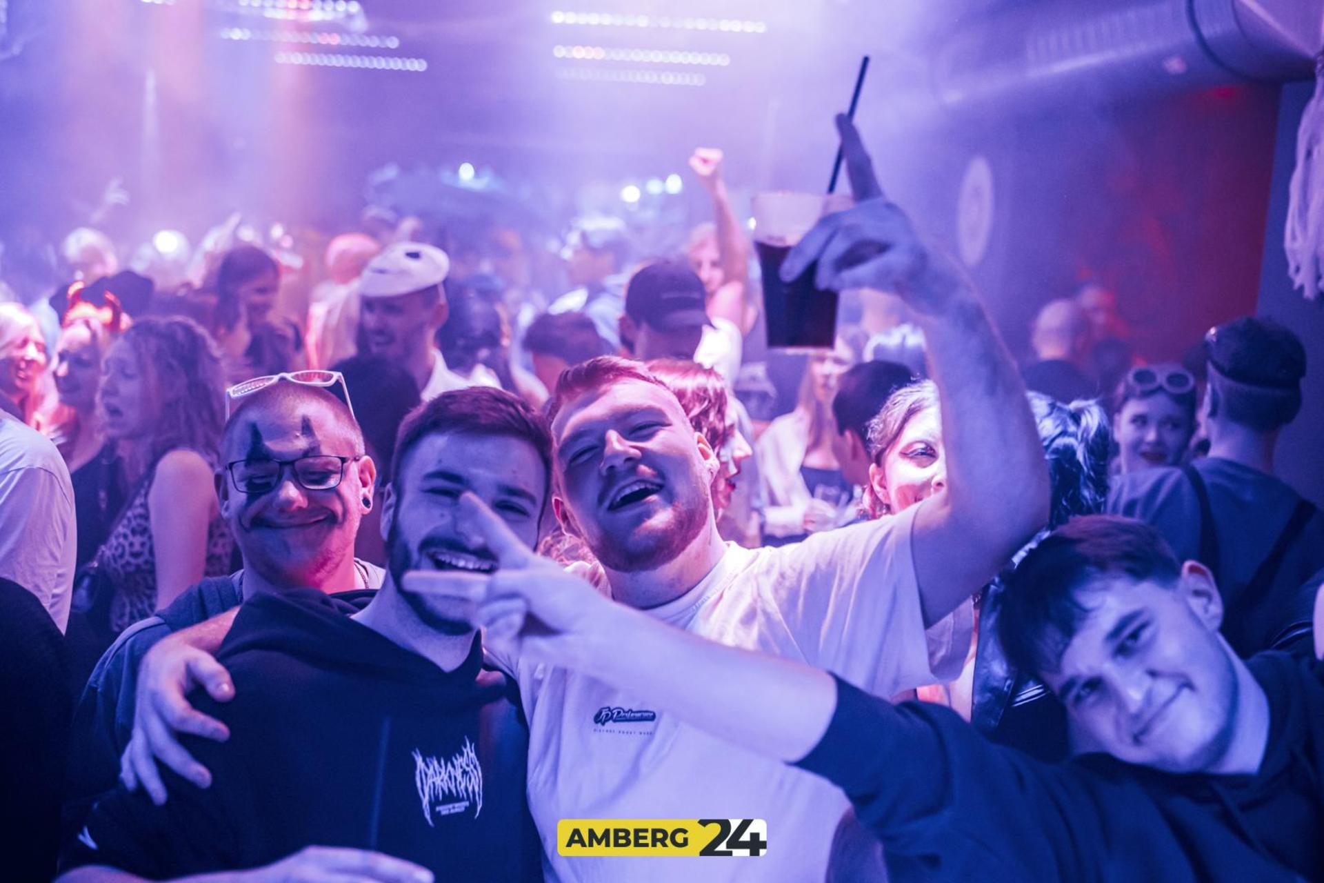 Saures auf die Ohren und eine spooky Atmo haben die Veranstalter der fetten Halloween-Party im Happy Rock versprochen. (Bild: Julia Bär)