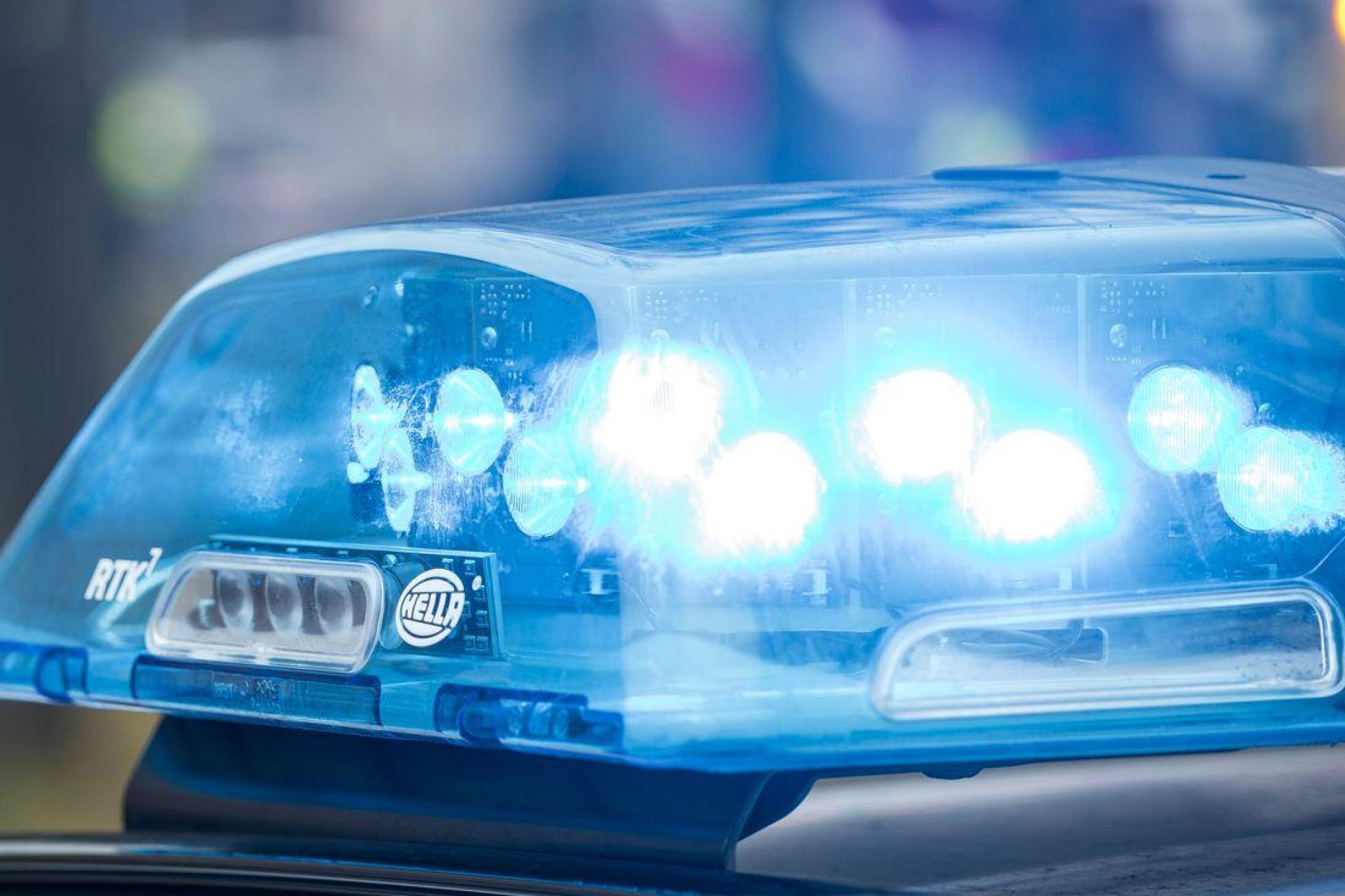 Wie es genau zu dem Unfall kam, war zunächst nicht bekannt. (Symbolbild) (Bild: Daniel Vogl/dpa)