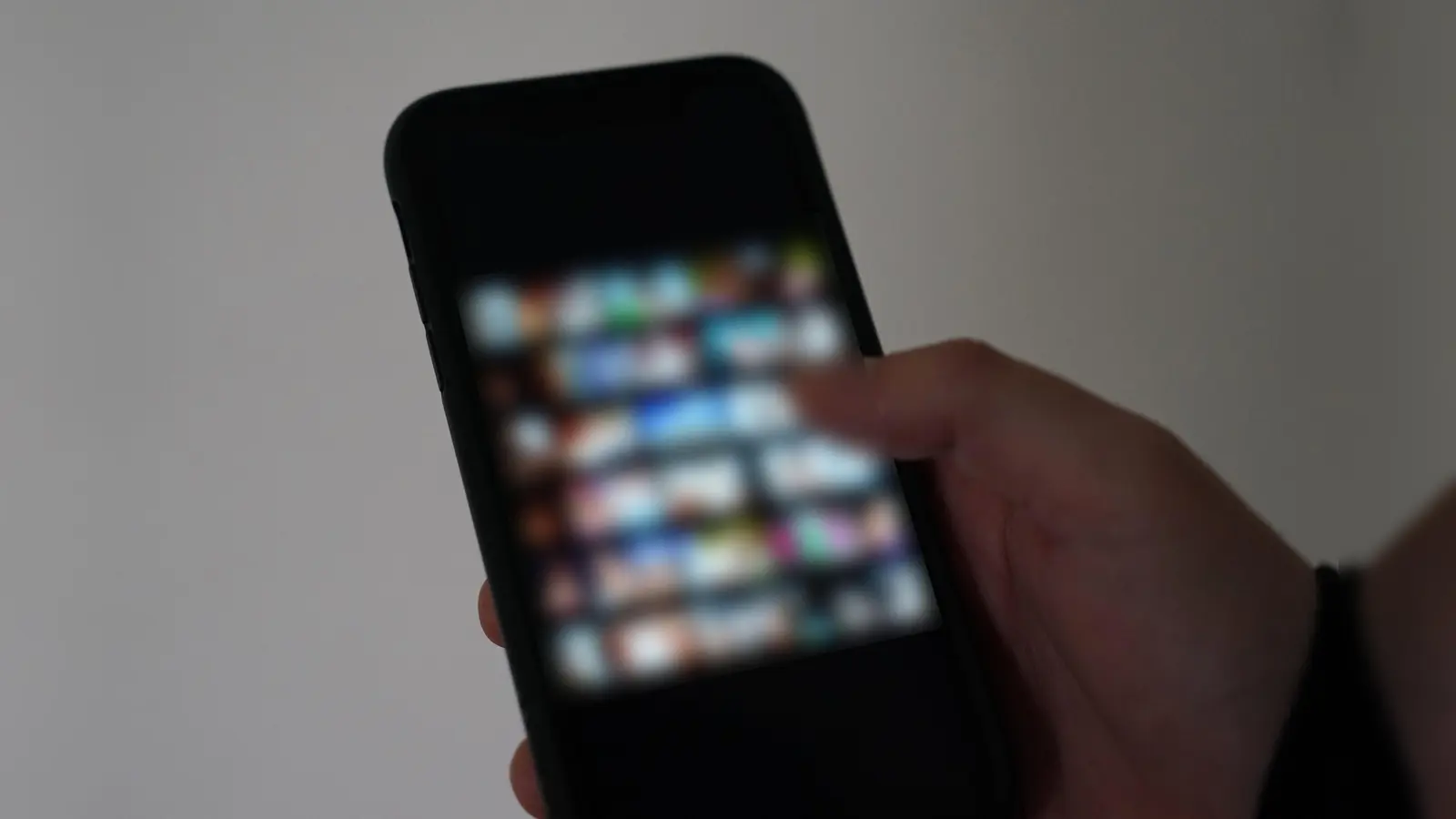 Ein 27-jähriger Mann aus Schmidmühlen wurde Opfer einer Erpressung auf sexueller Grundlage. Die Polizei warnt vor der Sextortion-Methode. (Symbolbild: Marcus Brandt)