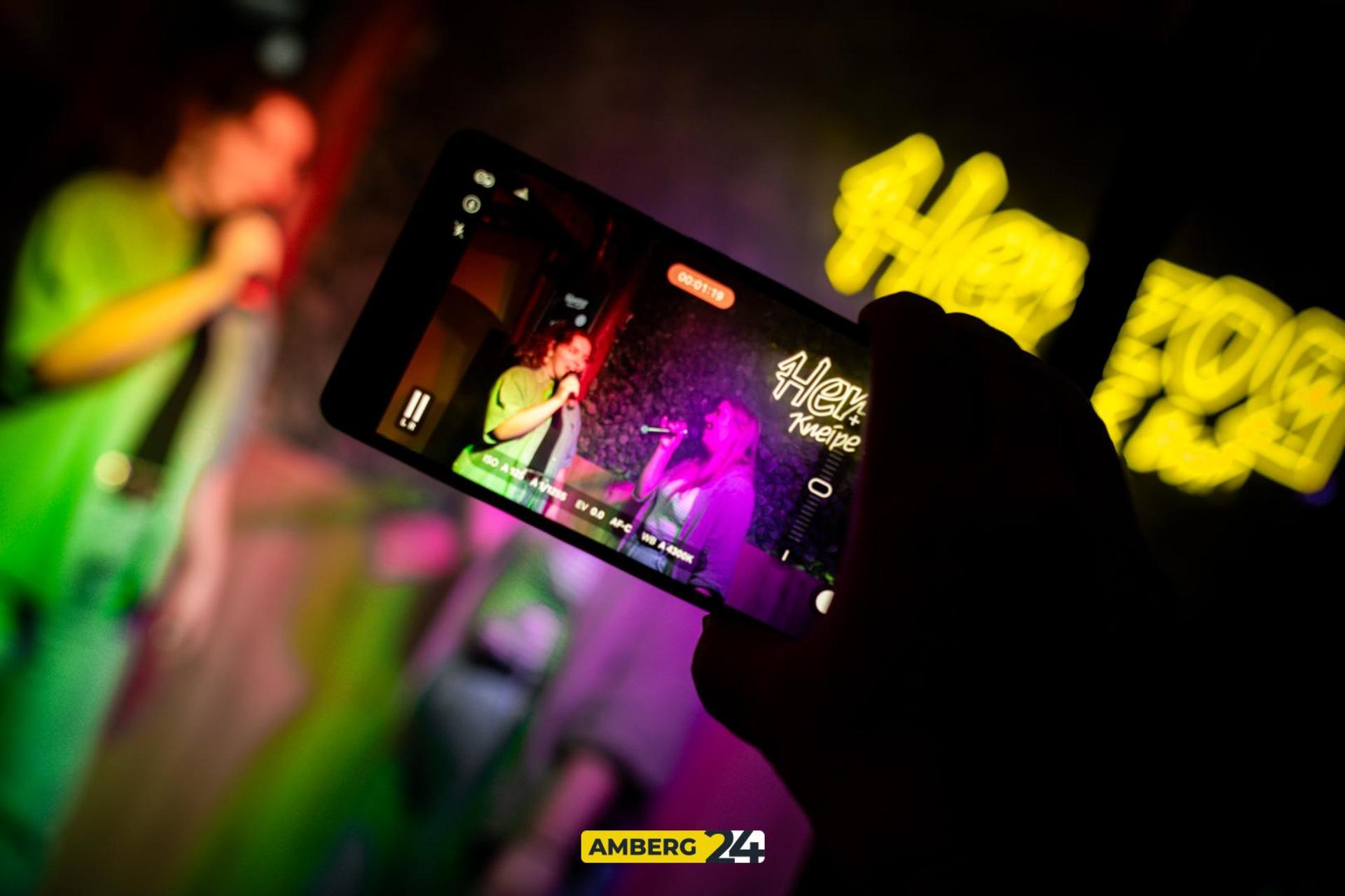 Die Bilder vom Karaoke im Herzog. (Bild: Julia Bär)