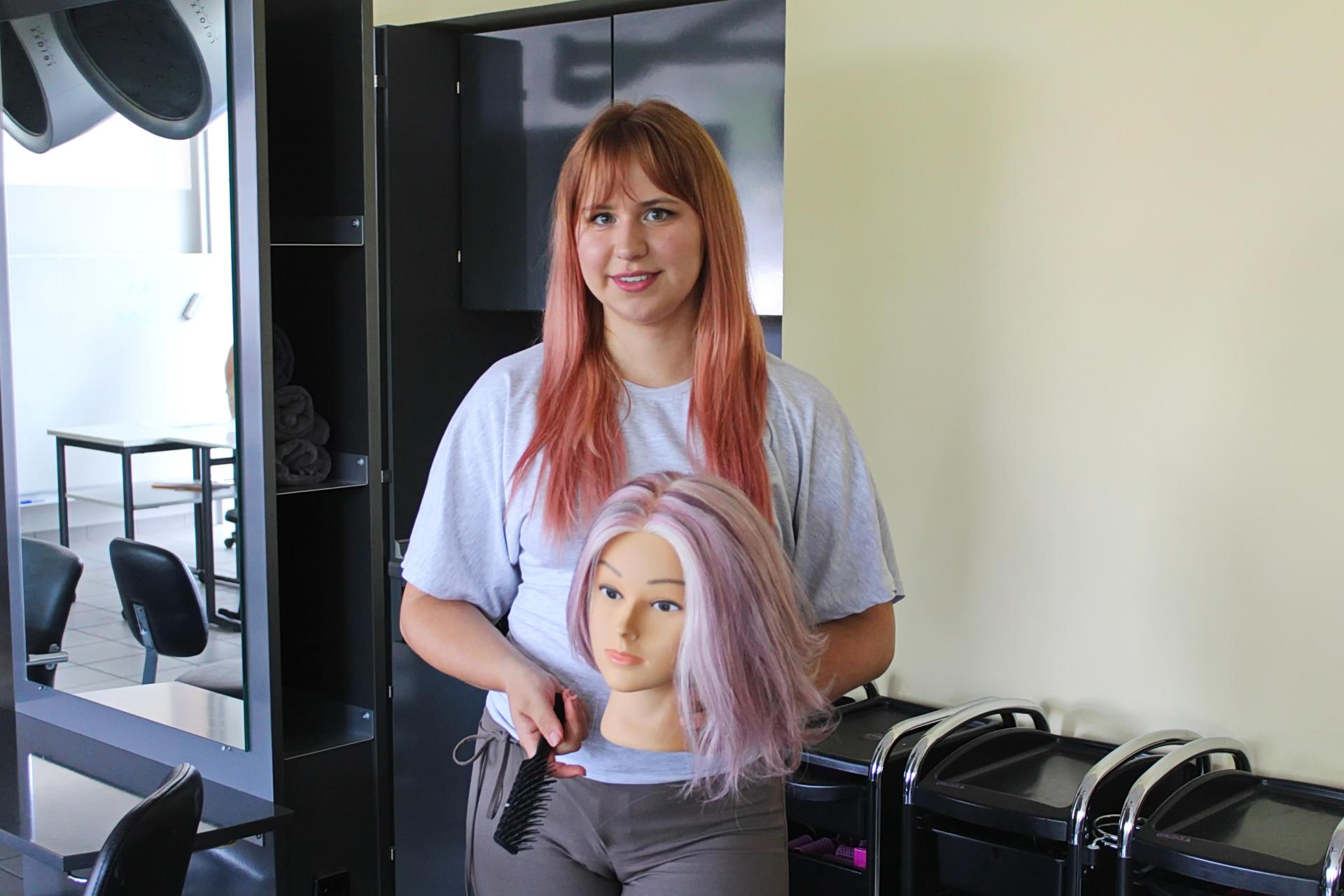 Friseurin ist der Traumjob von Sara Schötz. Sie sagt: „Mir war schon länger klar, dass ich nicht studieren will.“  (Bild: Evi Wagner)