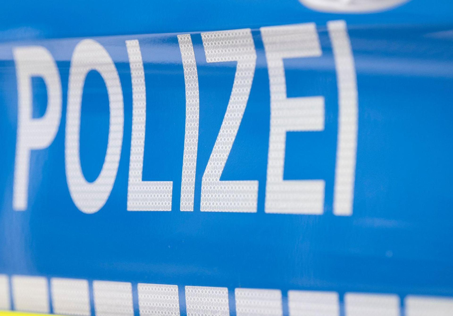 Der Vierjährige war dabei, mit einem Feuerzeug eine Zigarette anzuzünden. (Symbolbild) (Bild: Boris Roessler/dpa)