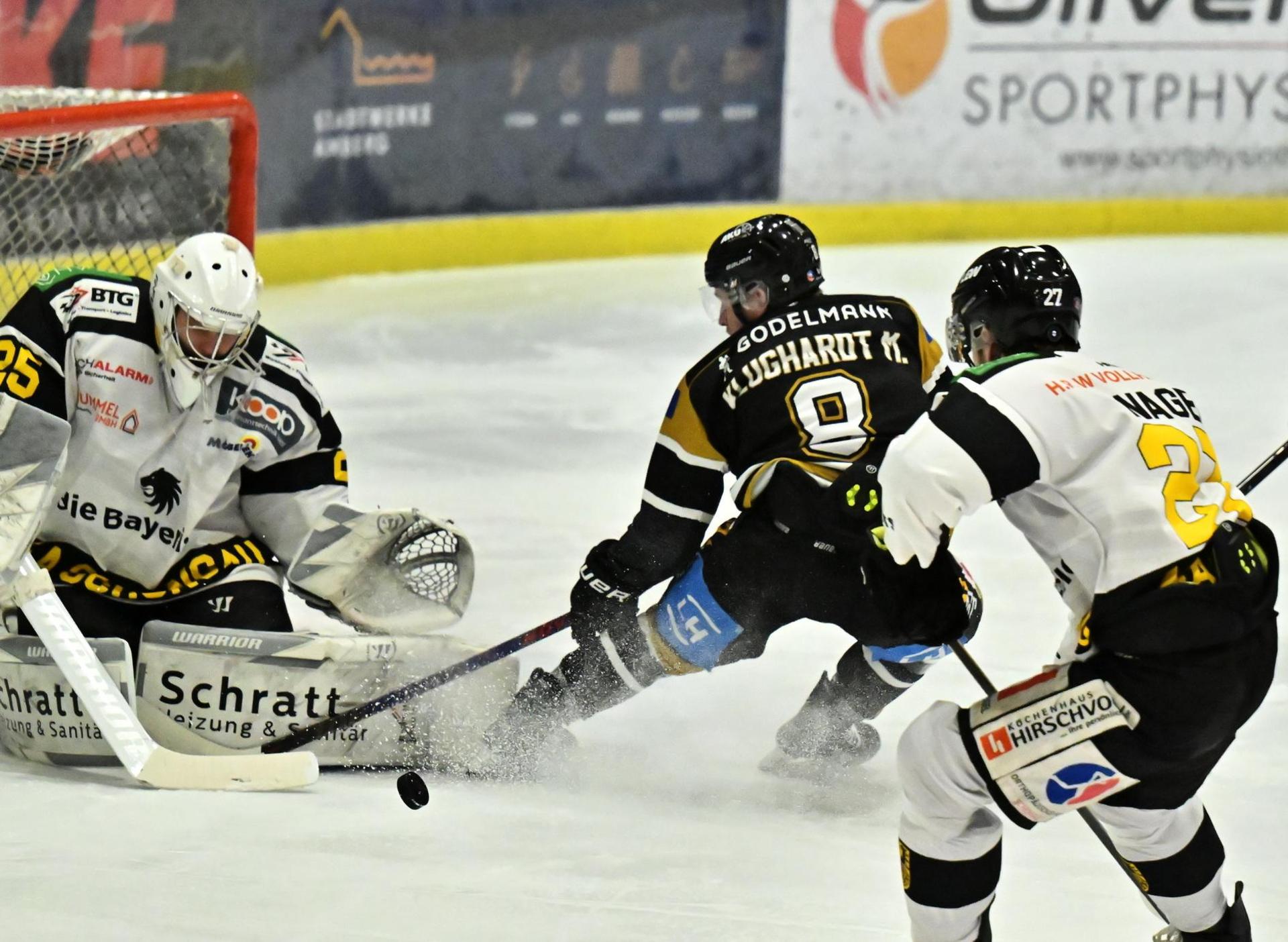 Max Klughardt (Mitte) vom ERSC Amberg vergibt in dieser Szene knapp eine Großchance.  (Bild: Hubert Ziegler)
