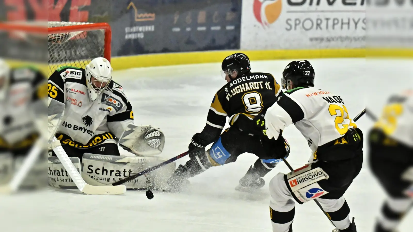 Max Klughardt (Mitte) vom ERSC Amberg vergibt in dieser Szene knapp eine Großchance.  (Bild: Hubert Ziegler)
