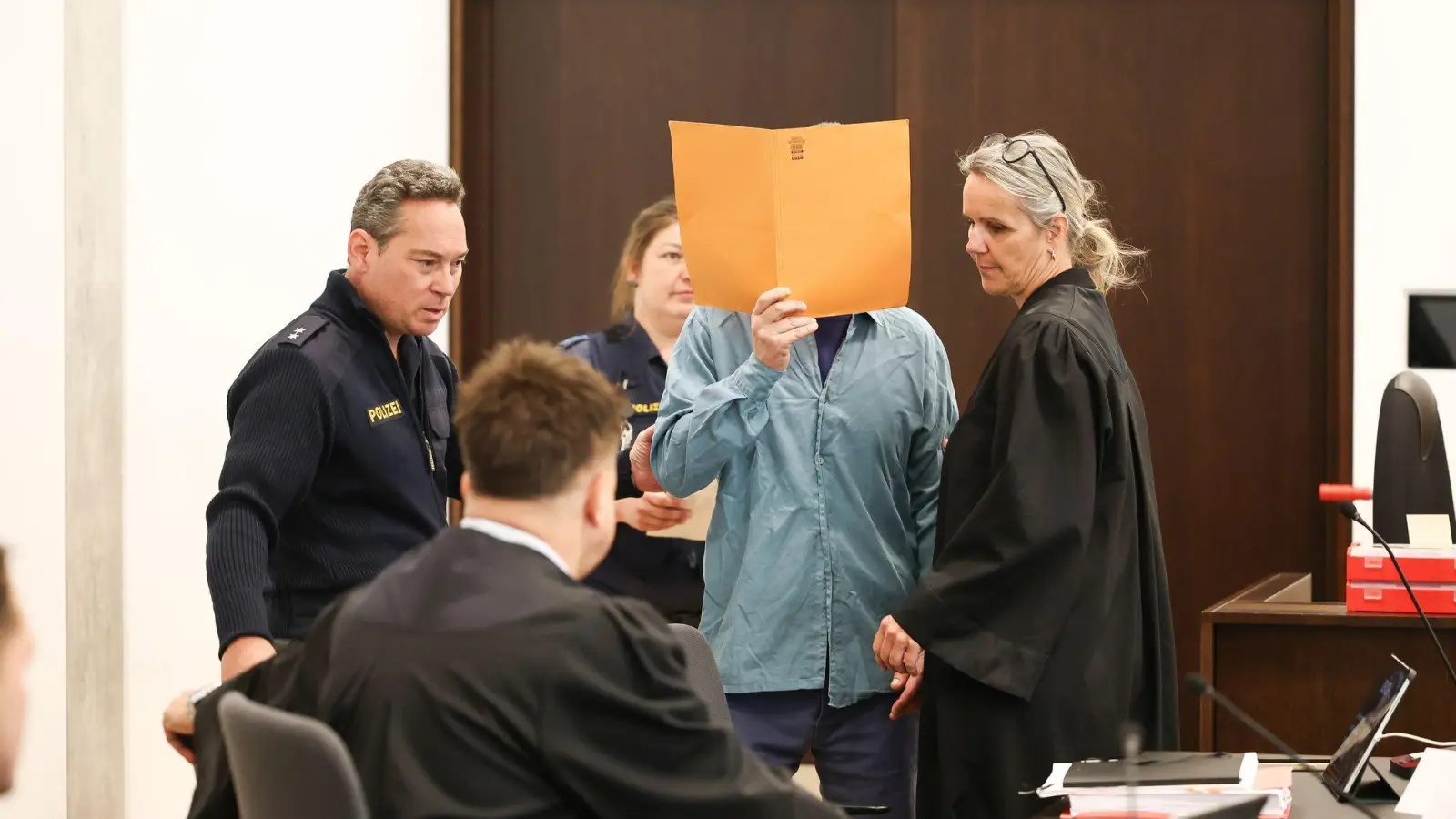 Ein 51 Jahre alter Mann steht in Nürnberg vor Gericht, weil er seine Ehefrau erdrosselt und ihre Leiche anschließend im Wald vergraben haben soll. (Bild: Daniel Löb/dpa)