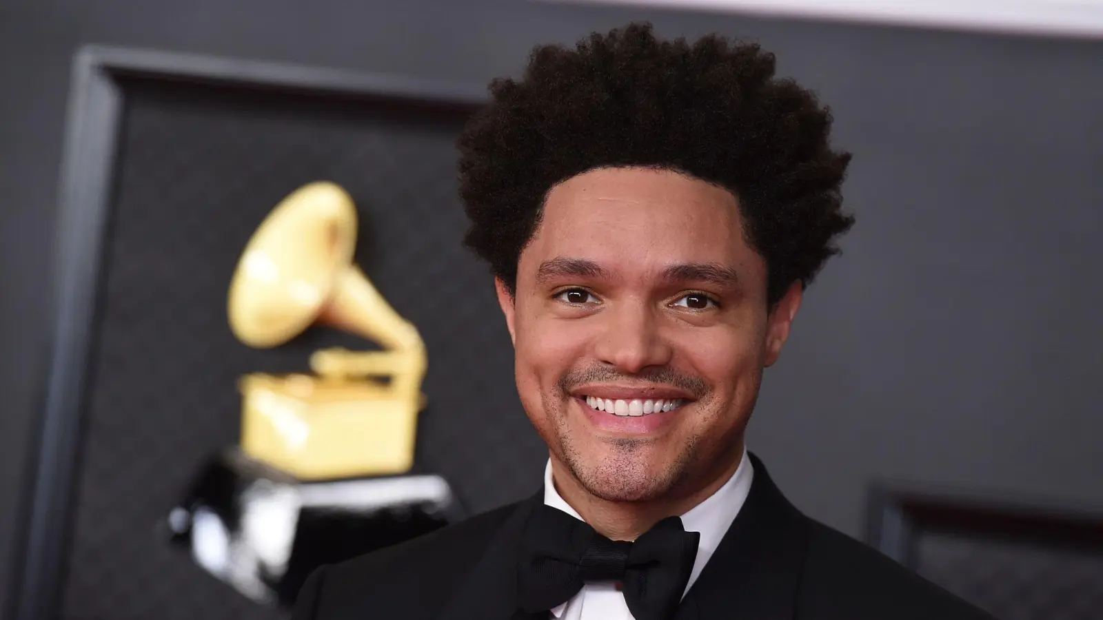 Comedian Trevor Noah moderiert erneut die Grammys. (Archivfoto) (Bild: Jordan Strauss/Invision/AP/dpa)