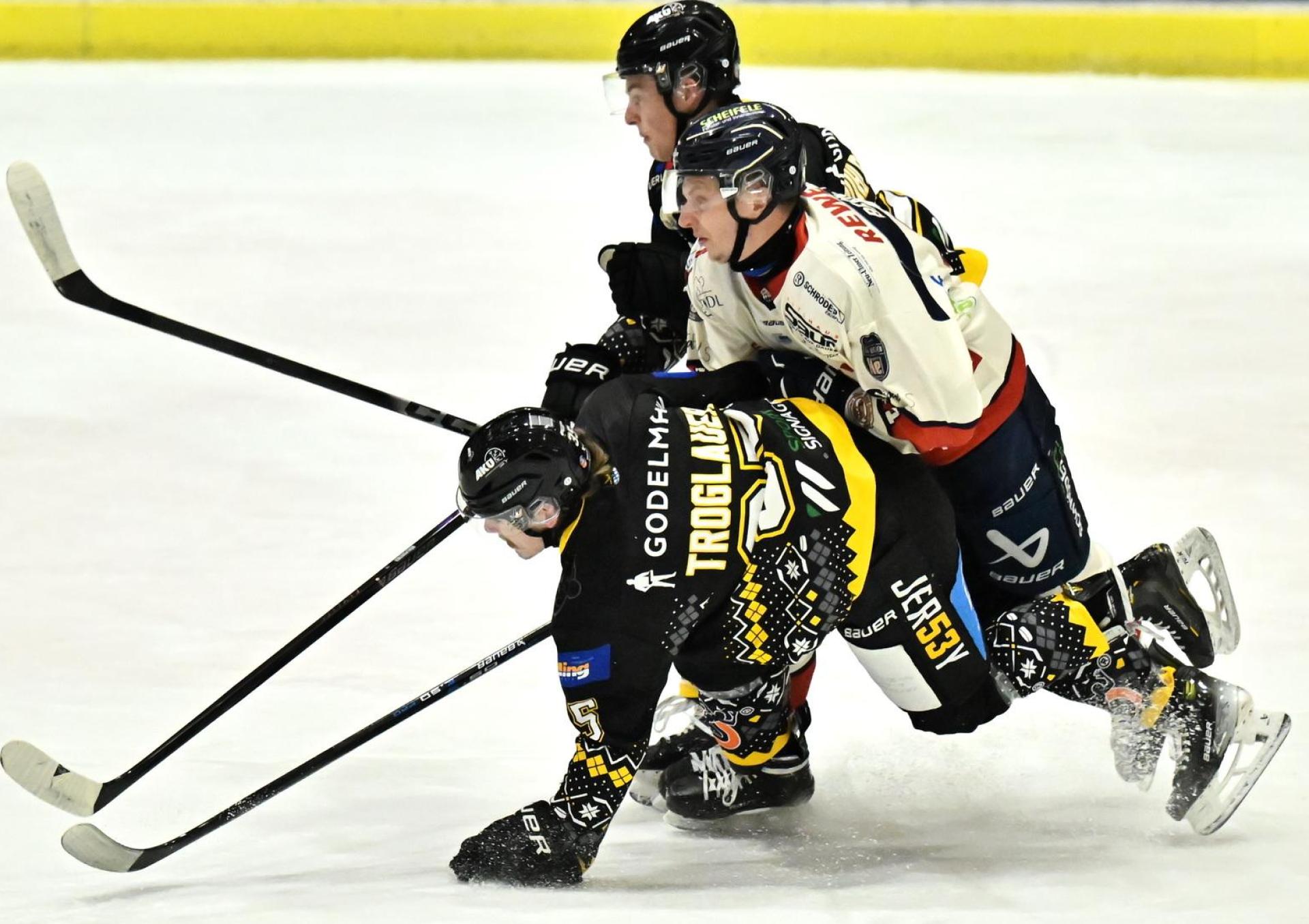 Nico Troglauer (unten) und Kilian Mühlpointner (oben) vom ERSC Amberg halten ihren Ulmer Gegenspieler von der Scheibe fern. (Bild: Hubert Ziegler)