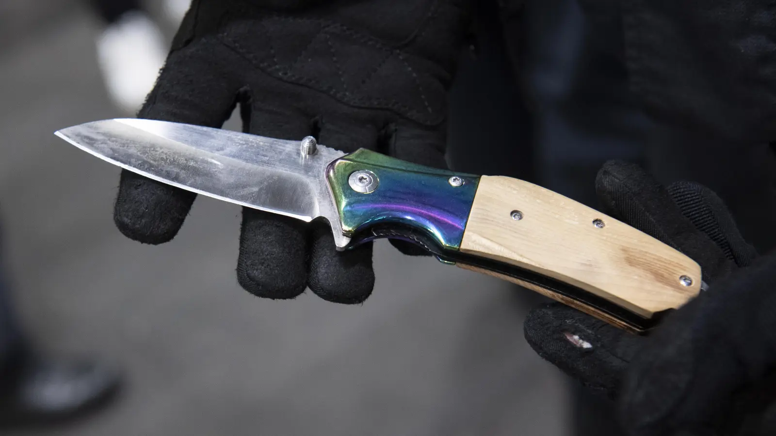 Ein 32-Jähriger hat mit einem Messer versucht eine Tankstelle in Nittendorf zu überfallen.  (Symbolbild: Paul Zinken/dpa)