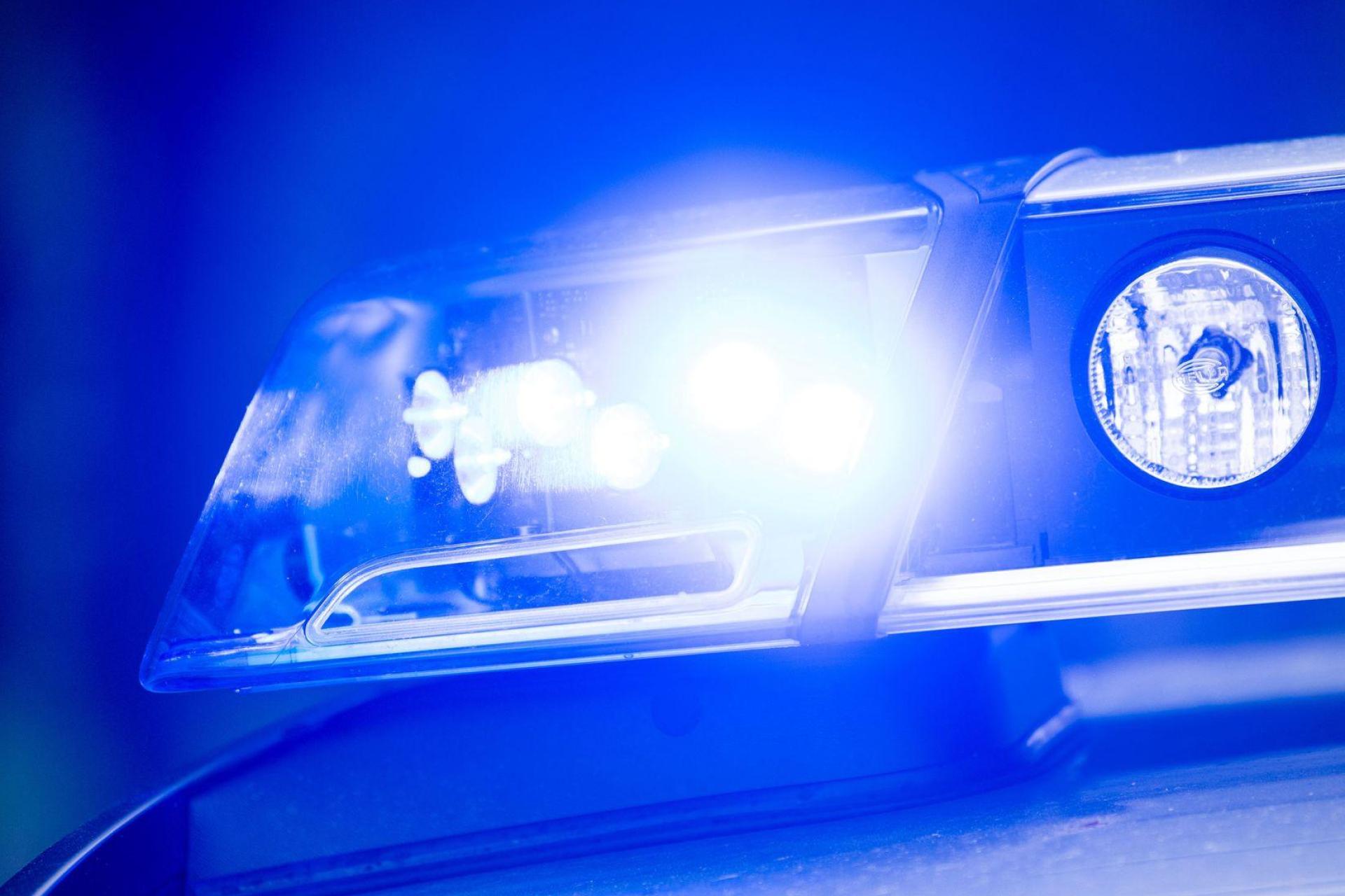 Bei dem Unfall ist eine 16-jährige Motorradfahrerin schwer verletzt worden. (Symbolbild: Lino Mirgeler/dpa)