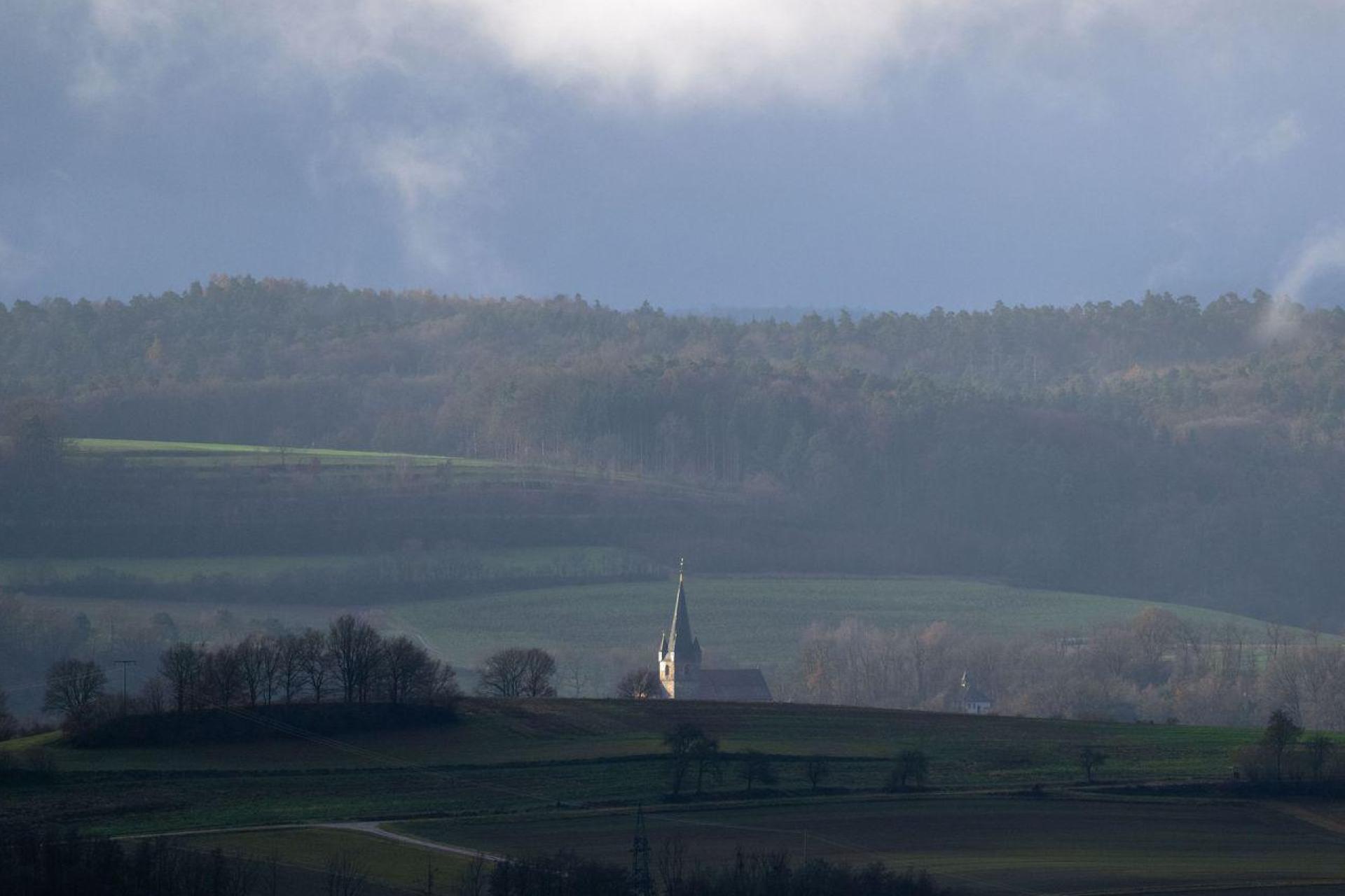 Schnee sehen die Bayern vorerst keinen. (Bild: Pia Bayer/dpa)