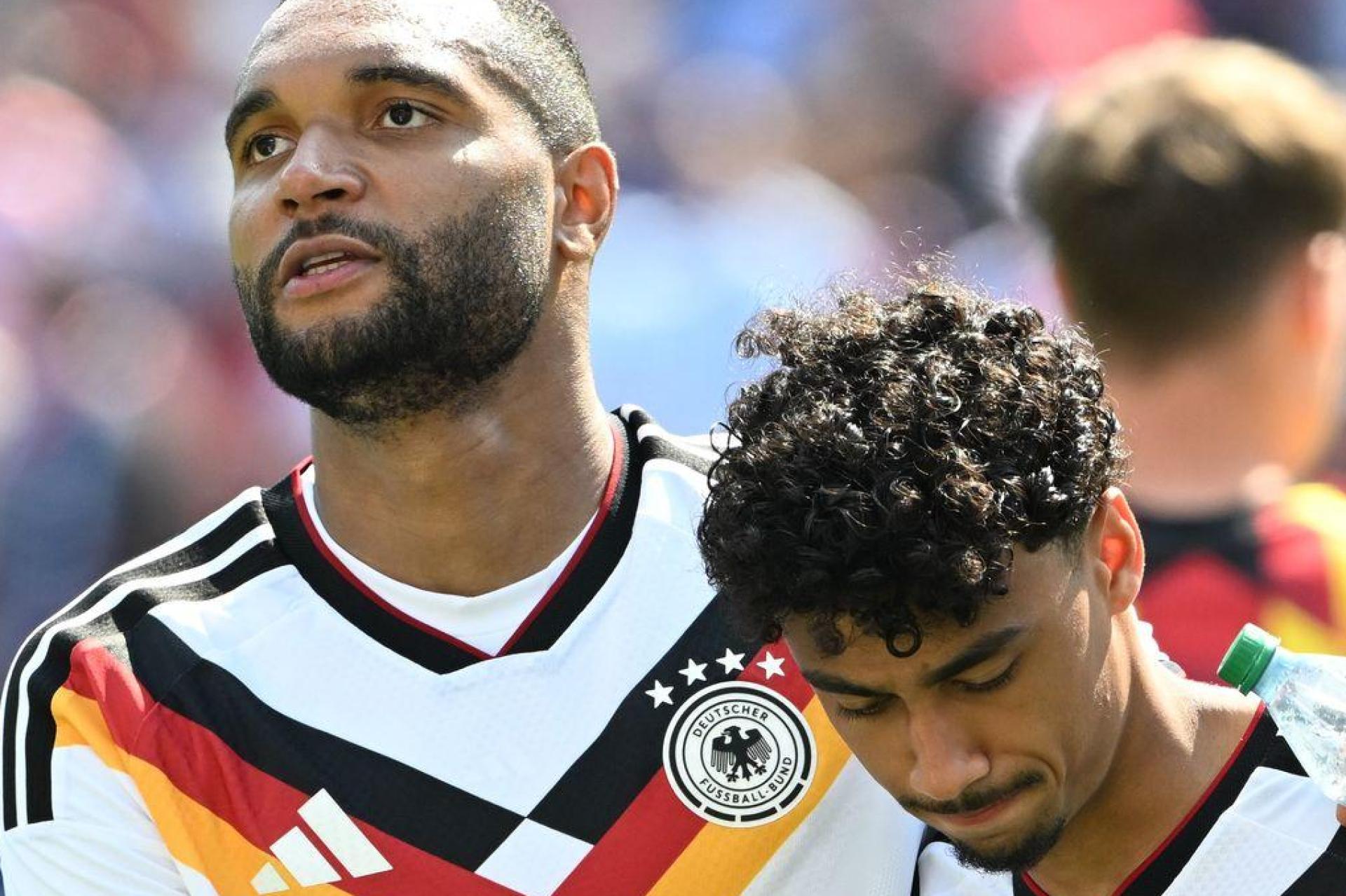 Bald auch im Verein Teamkollegen? Jonathan Tah (l) und der offenbar vom FC Bayern umworbene Nathaniel Brown. (Archivbild) (Bild: Federico Gambarini/dpa)