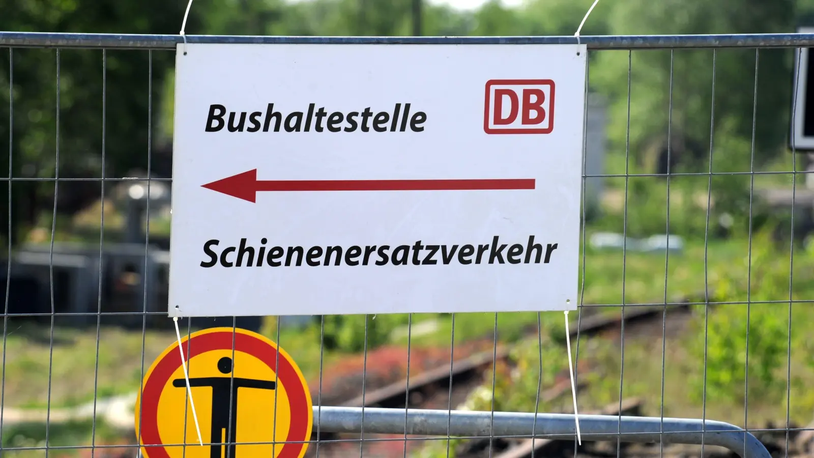 Längere Fahrzeiten, geänderte Abfahrtszeiten oder auch Teilausfälle warten auf der Bahnstrecke zwischen Amberg und Nürnberg auf die Reisenden. (Symbolbild: Carsten Rehder dpa/lno)